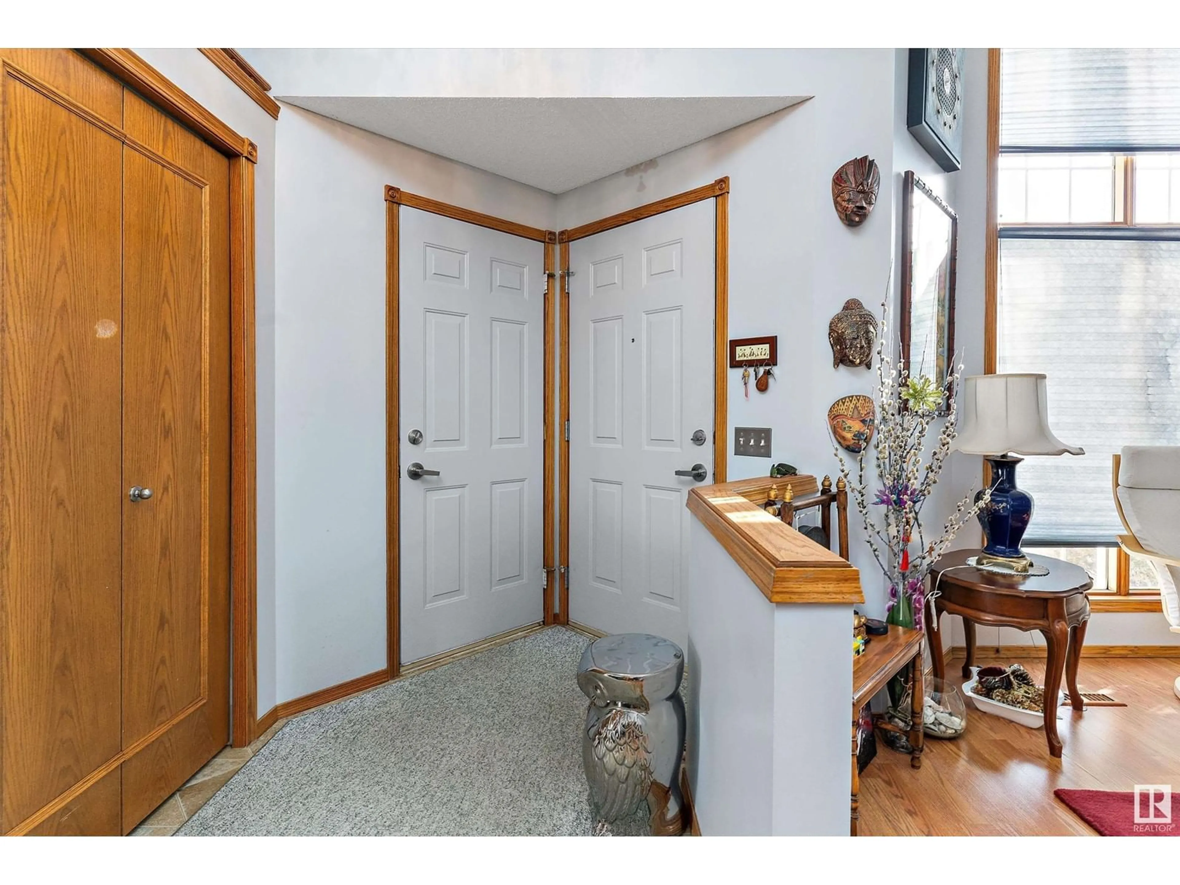 Indoor entryway for 4038 37B AV NW, Edmonton Alberta T6L6Z9