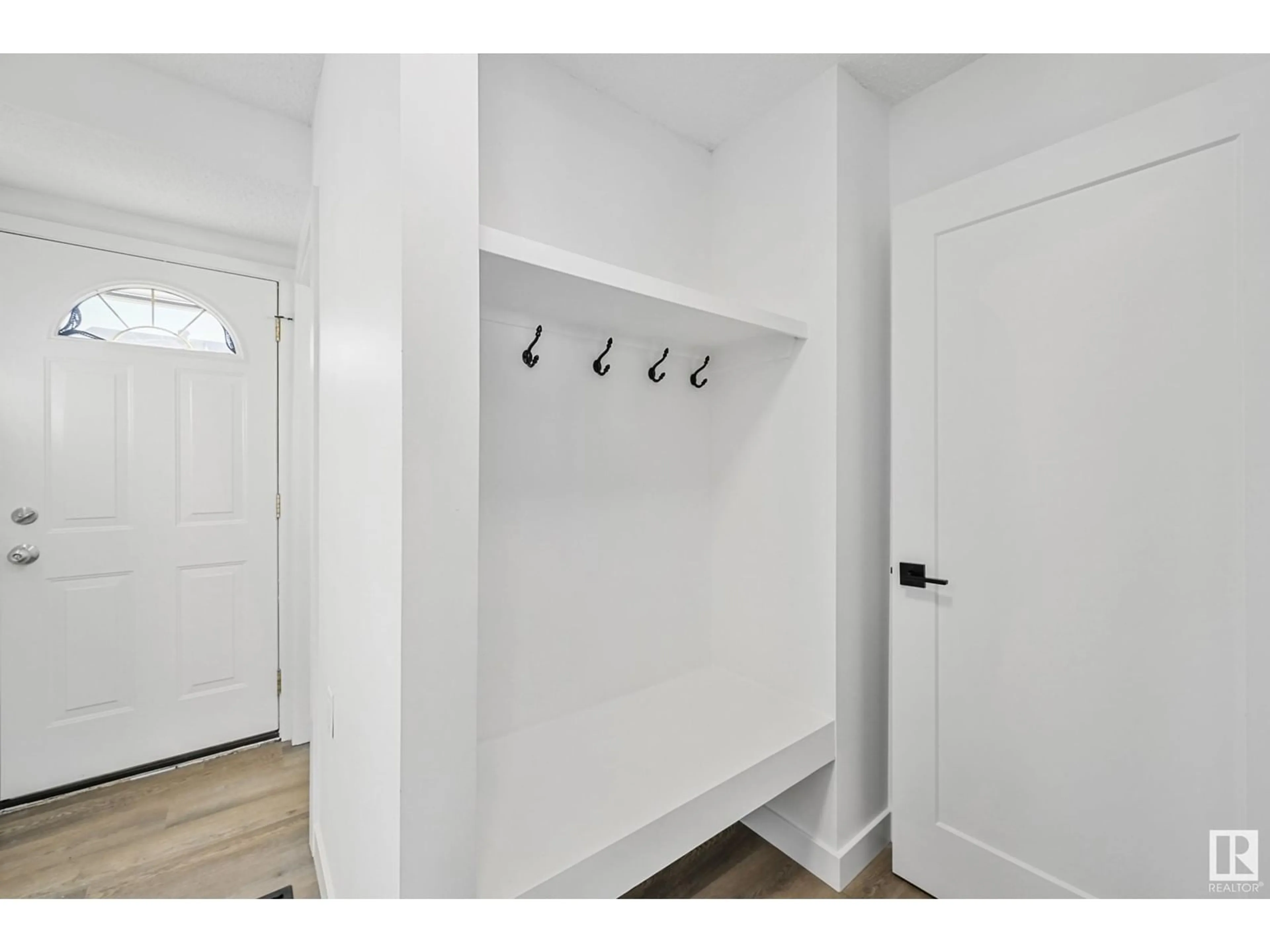 Indoor entryway for 45 HABITAT CR NW, Edmonton Alberta T5A3K8