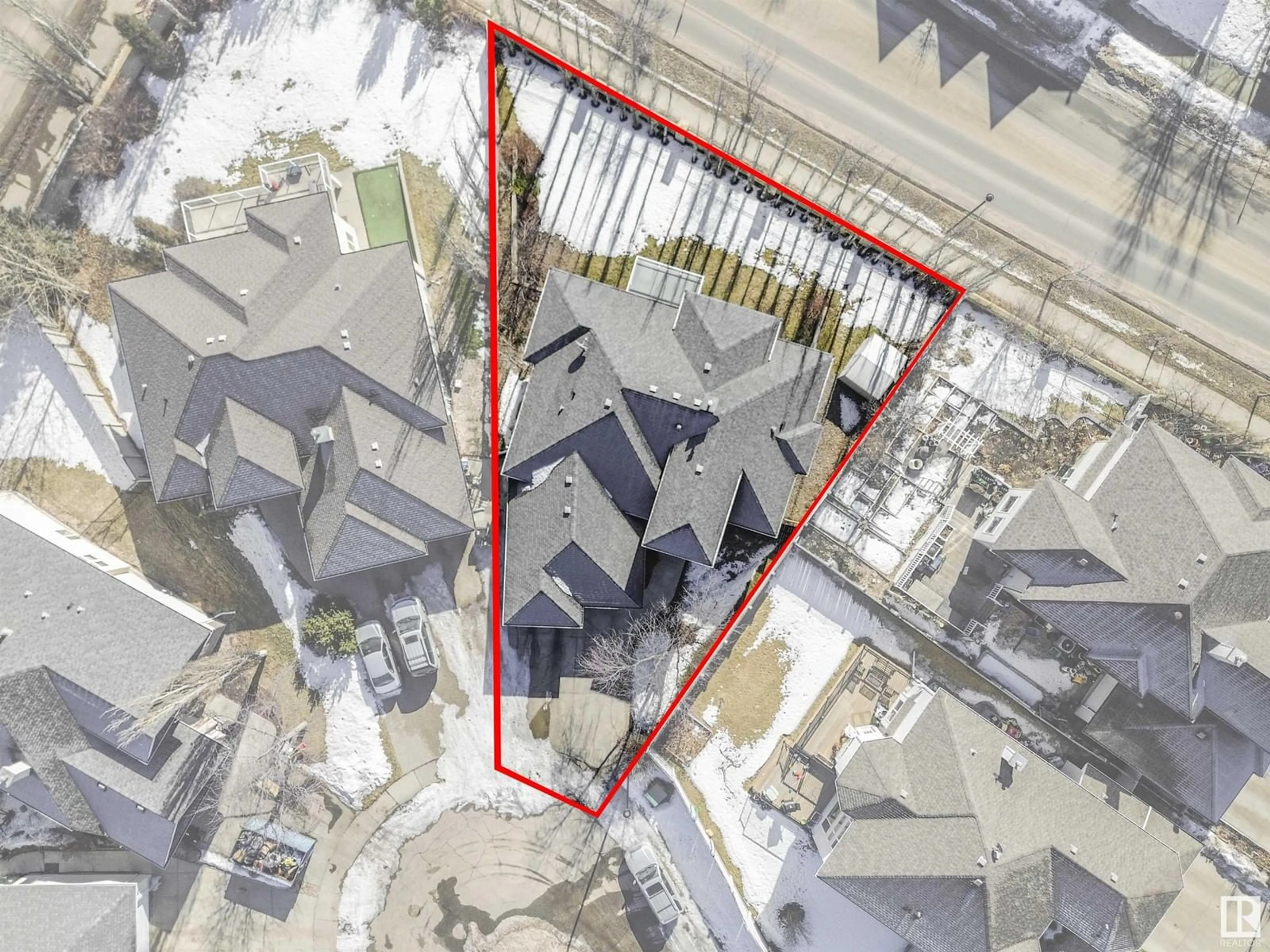 A pic from outside/outdoor area/front of a property/back of a property/a pic from drone, street for 911 LAMB CR NW, Edmonton Alberta T6R2X8