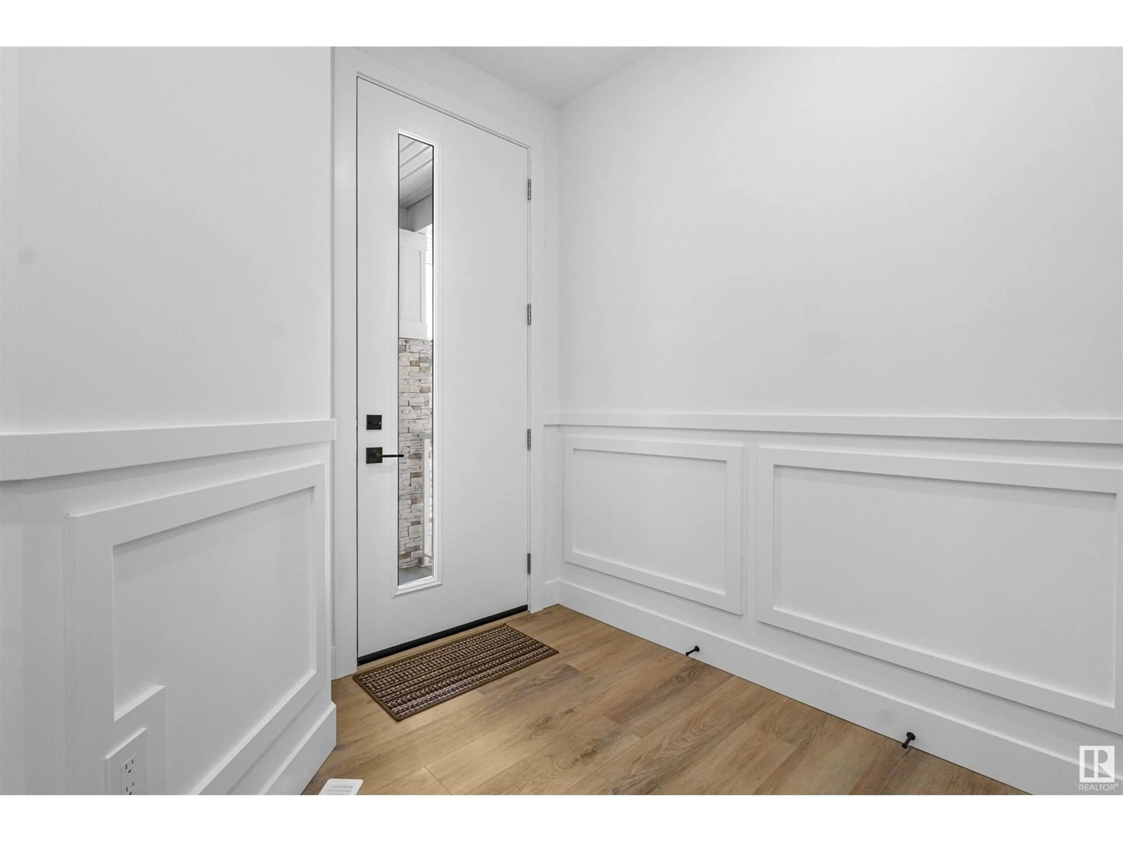 Indoor entryway for SW - 2920 1 AV, Edmonton Alberta T6X3E2