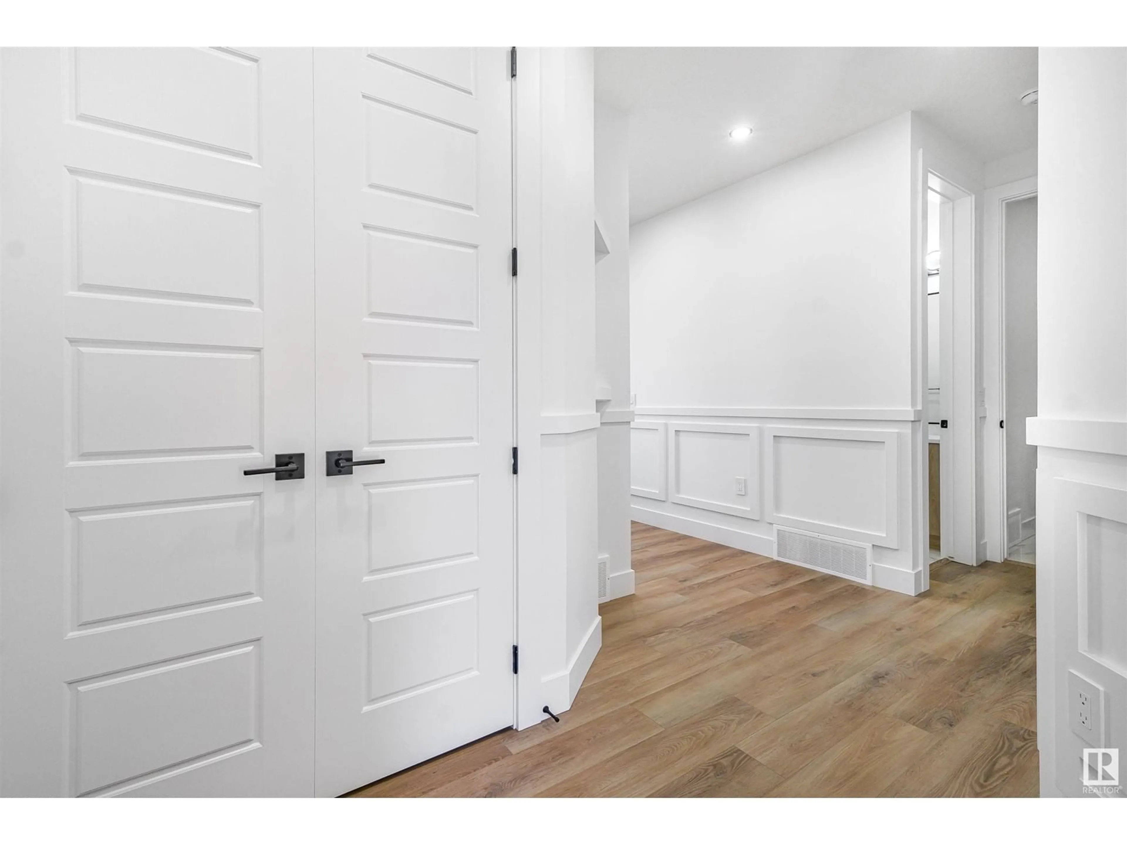 Indoor entryway for SW - 2920 1 AV, Edmonton Alberta T6X3E2