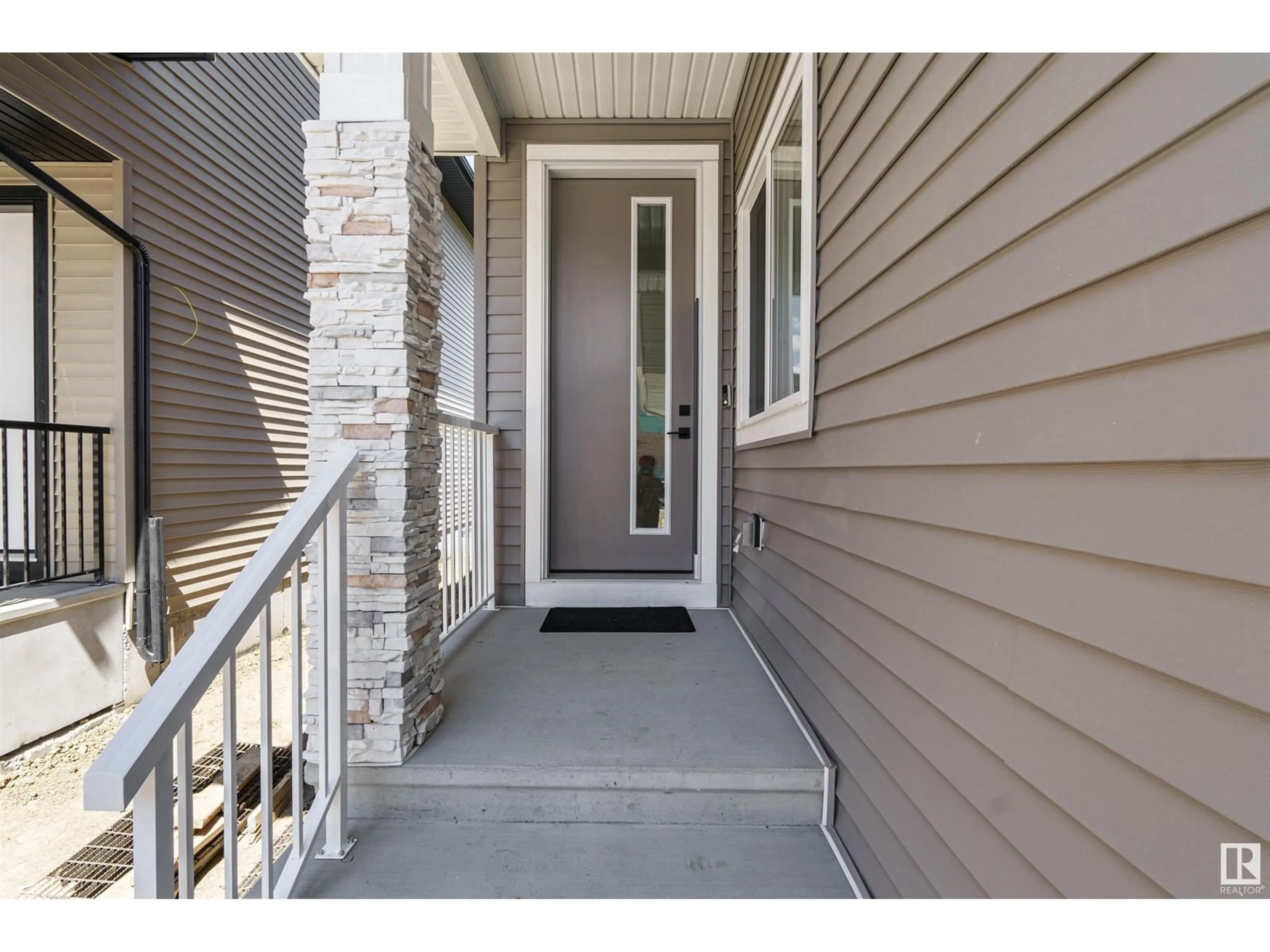 Indoor entryway for 2920 1 AV SW, Edmonton Alberta T6X3E2