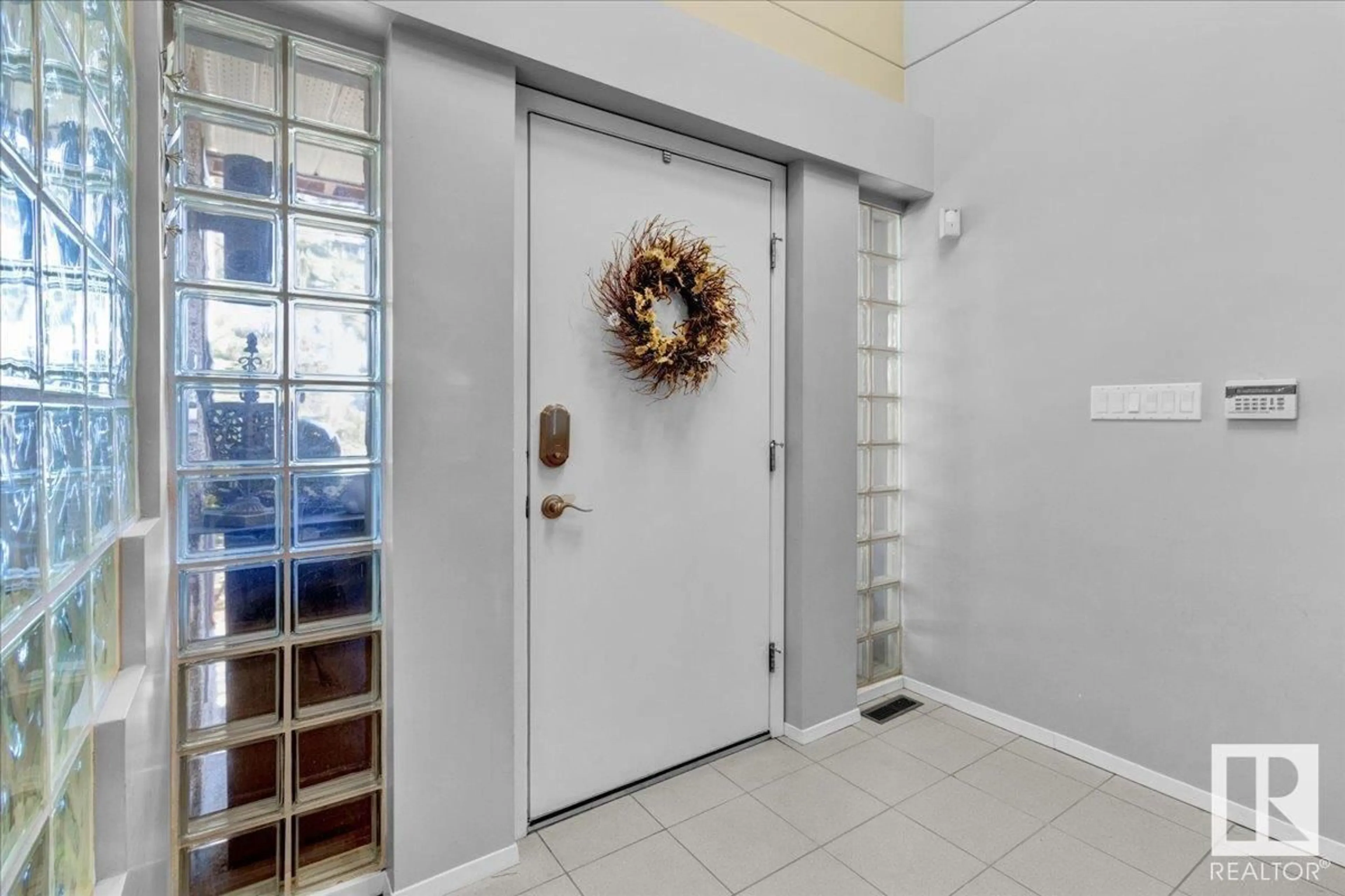 Indoor entryway for 168 WEAVER DR NW, Edmonton Alberta T6M2K3