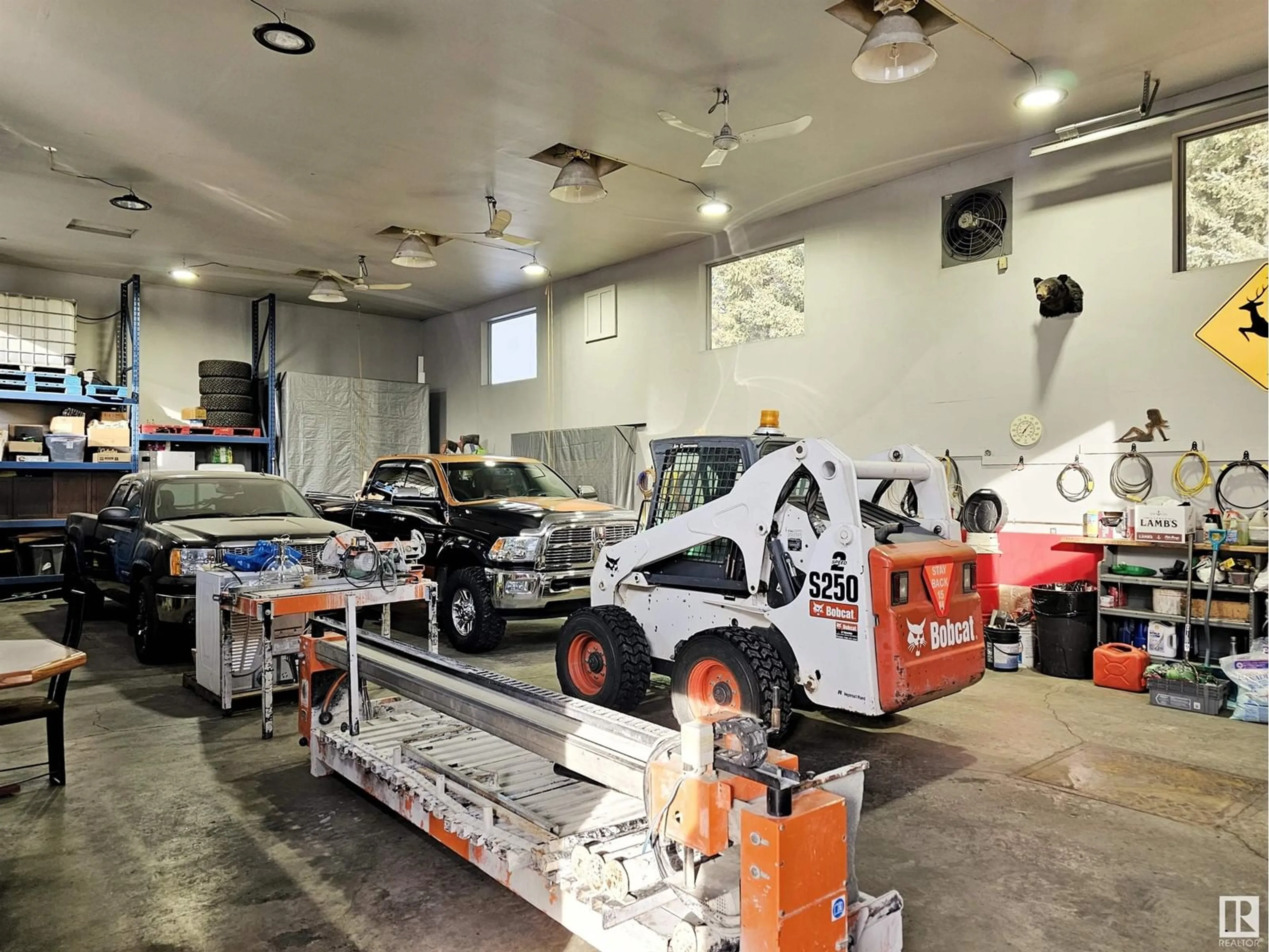 Indoor garage for 25104 COAL MINE RD, Rural Sturgeon County Alberta T8T0J2