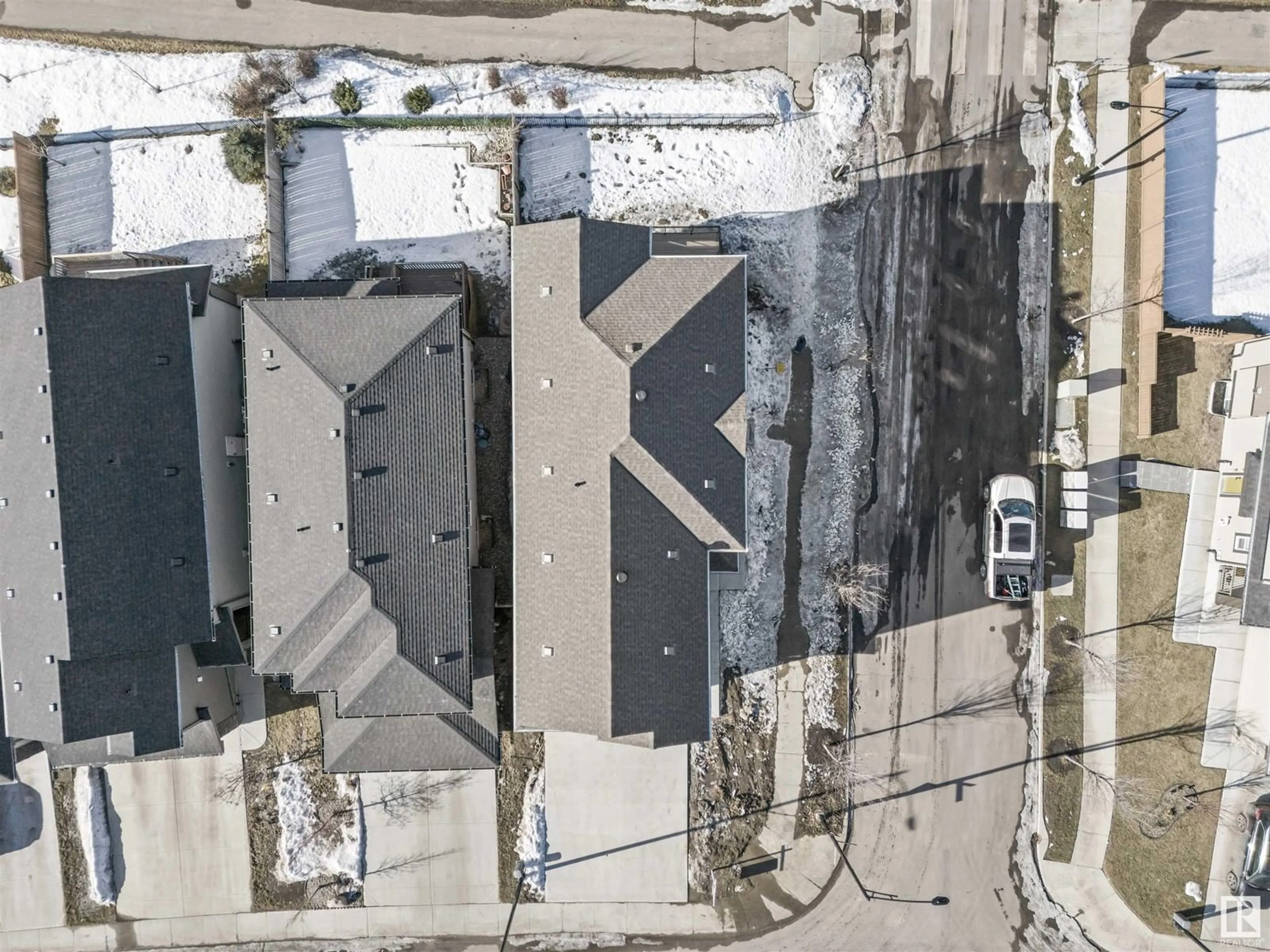 A pic from outside/outdoor area/front of a property/back of a property/a pic from drone, street for SW - 204 CAVANAGH COMMON, Edmonton Alberta T6W4H4