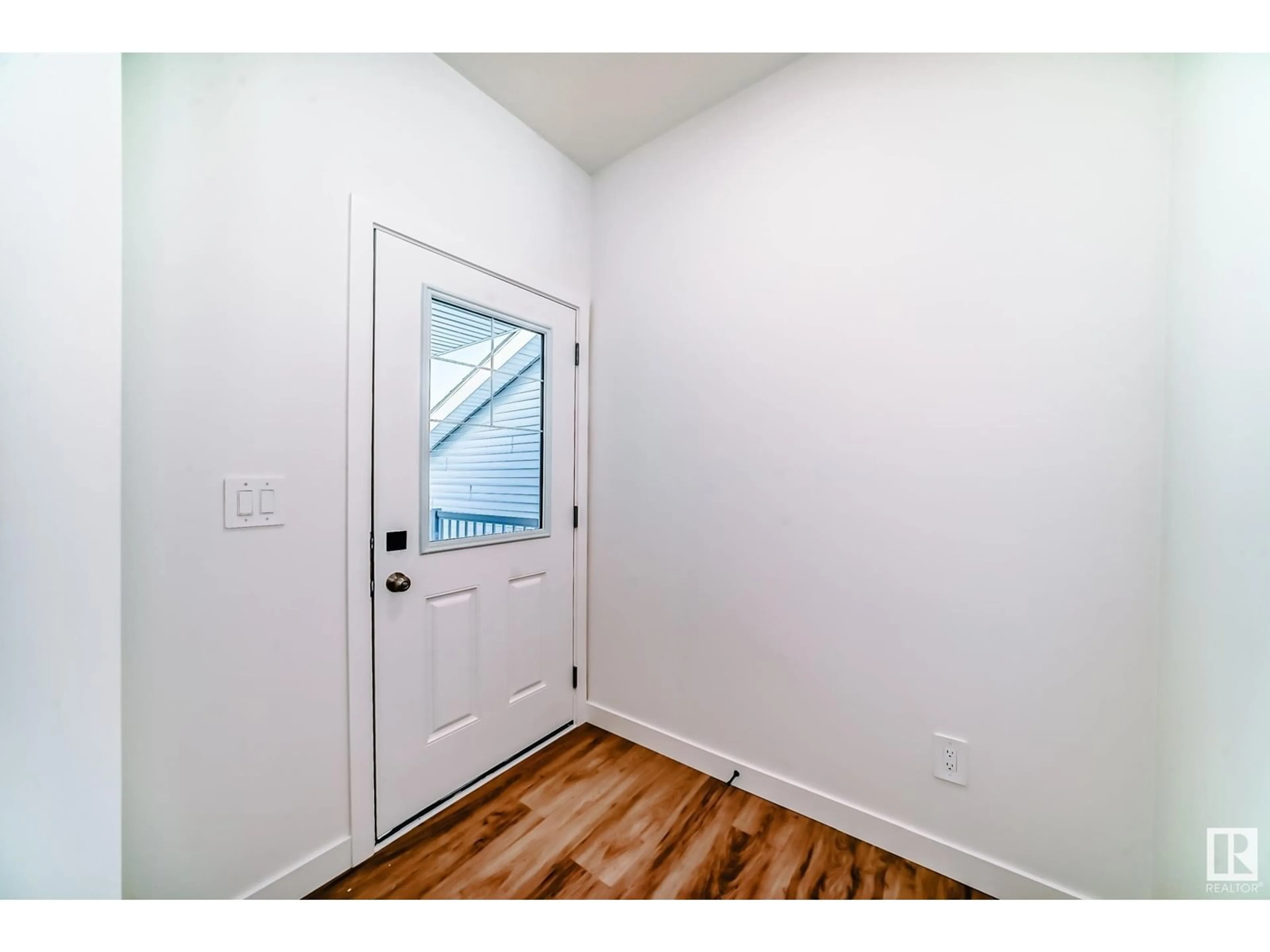 Indoor entryway for 8207 Kiriak LO SW, Edmonton Alberta T6W5S2