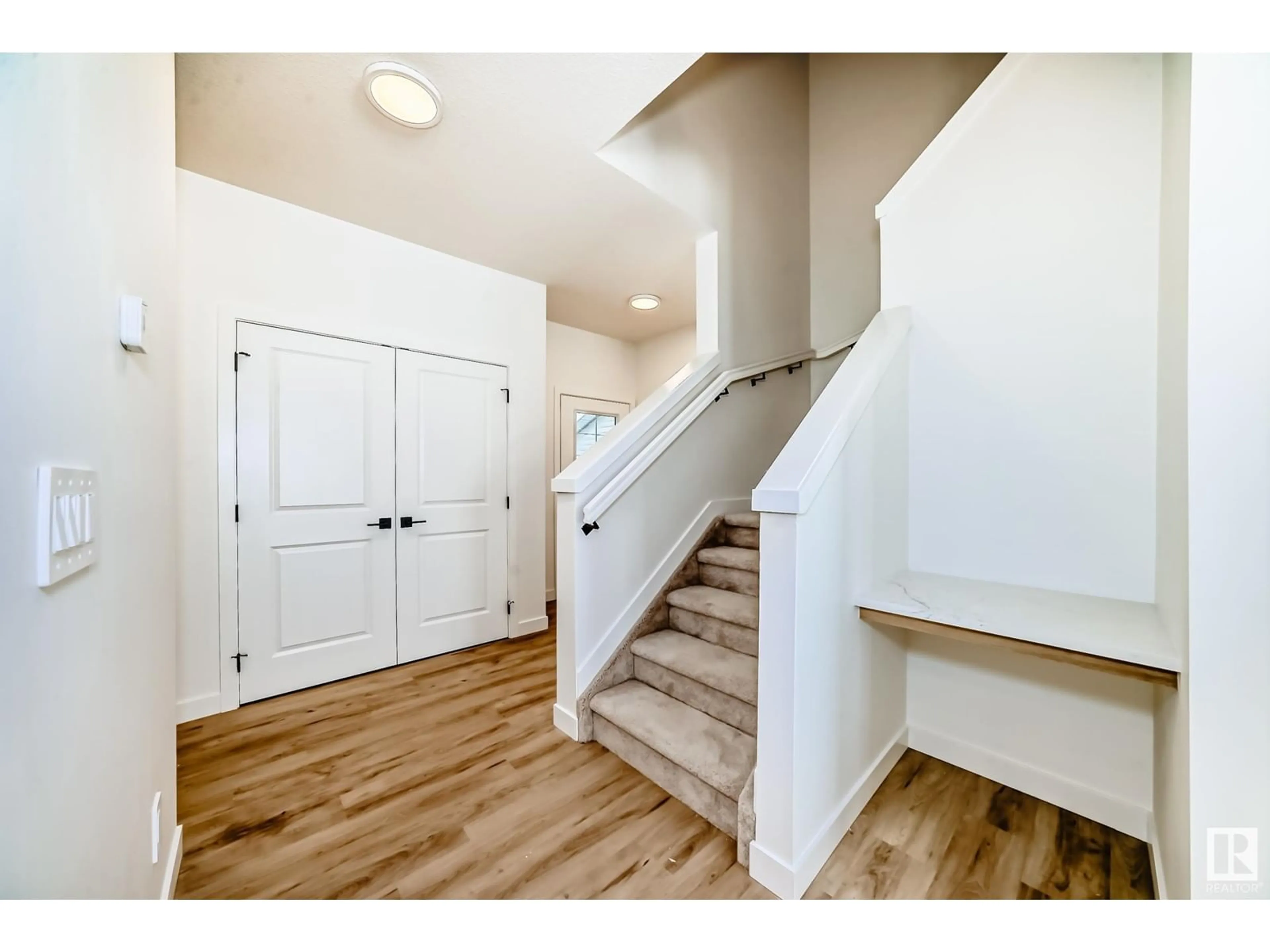 Indoor entryway for 8207 Kiriak LO SW, Edmonton Alberta T6W5S2