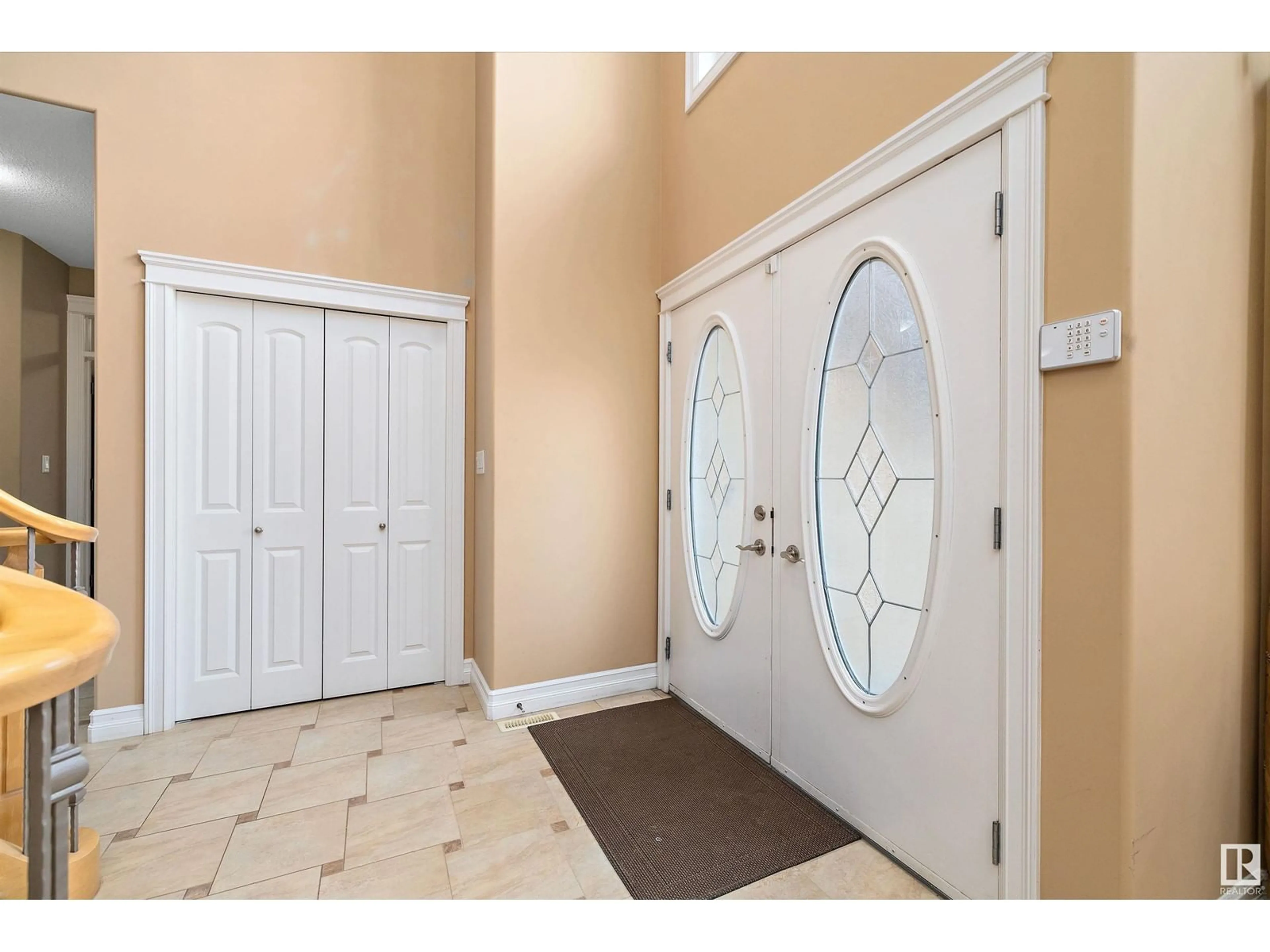 Indoor entryway for 20708 90 AV, Edmonton Alberta T5T1T4
