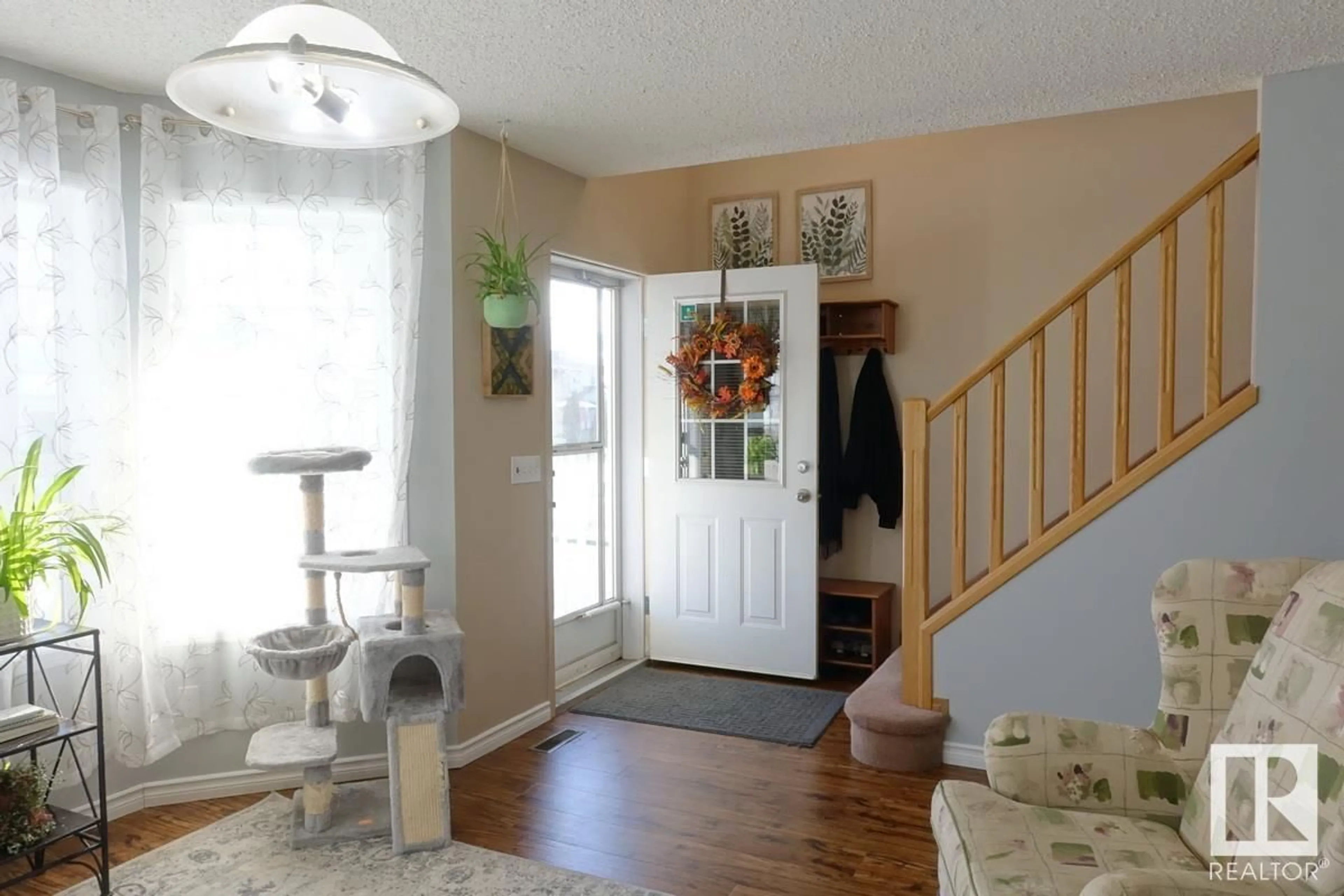 Indoor entryway for 15040 131 ST NW, Edmonton Alberta T6V1K3