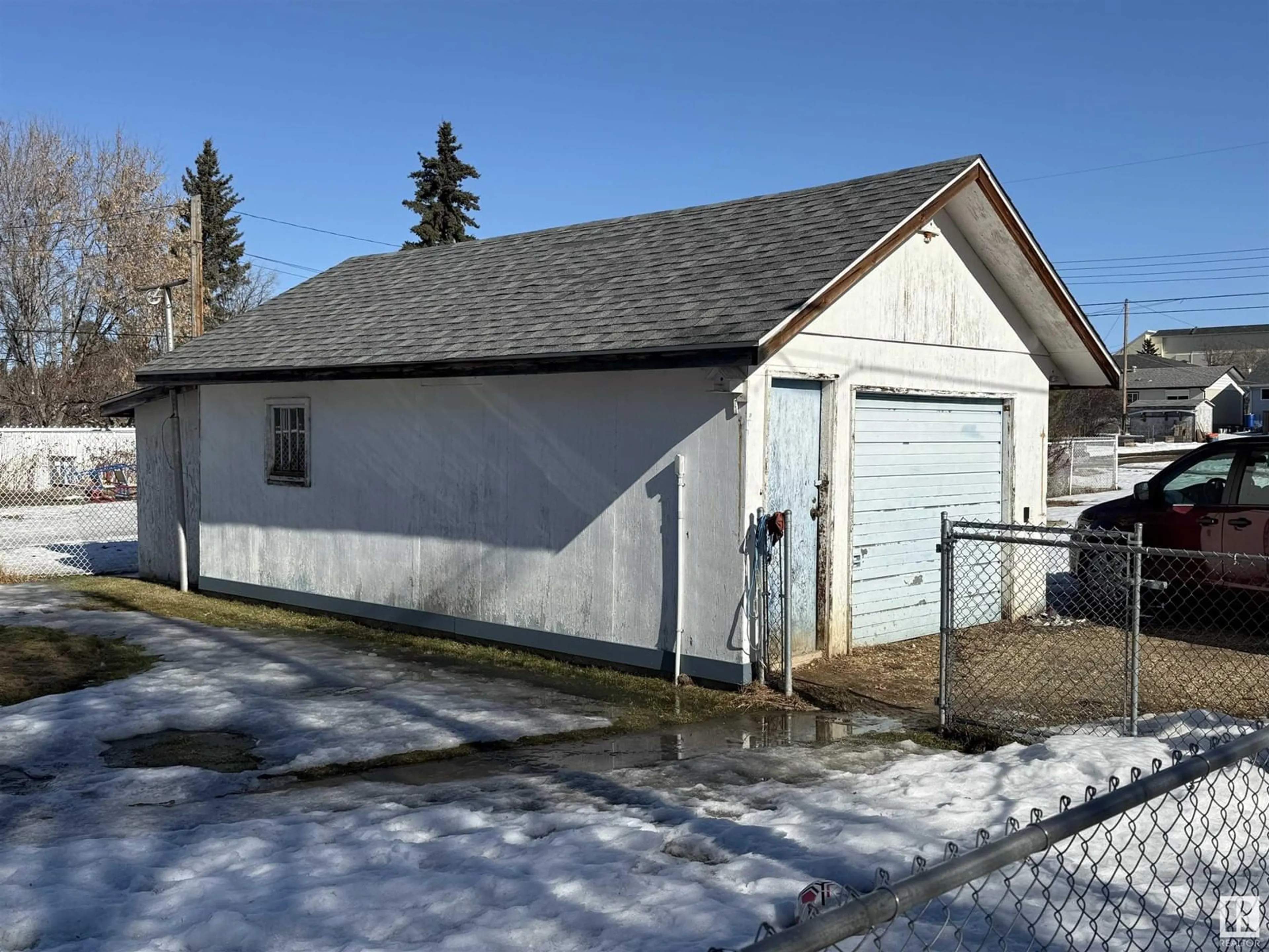 Indoor garage for 5115 46 ST, Barrhead Alberta T7N1H8