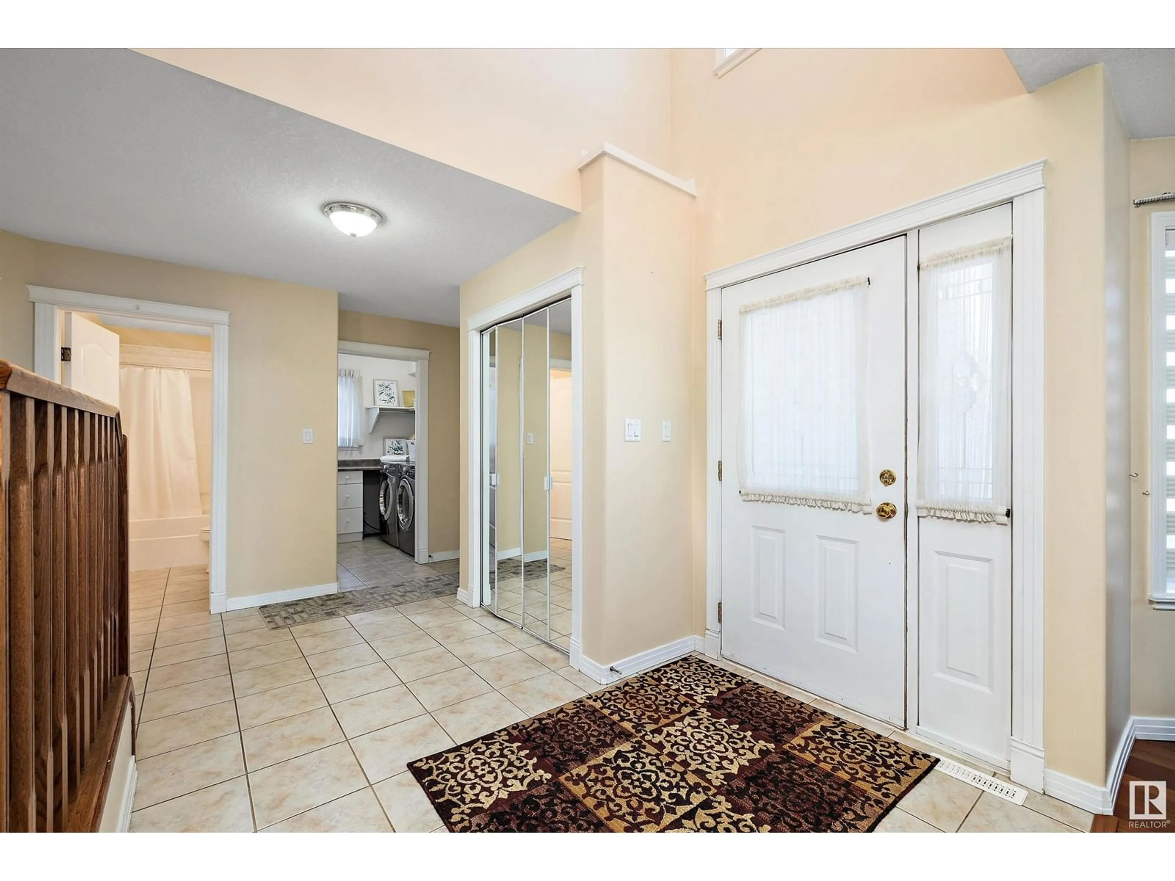 Indoor entryway for 1006 HOLGATE PL NW, Edmonton Alberta T6R2T6