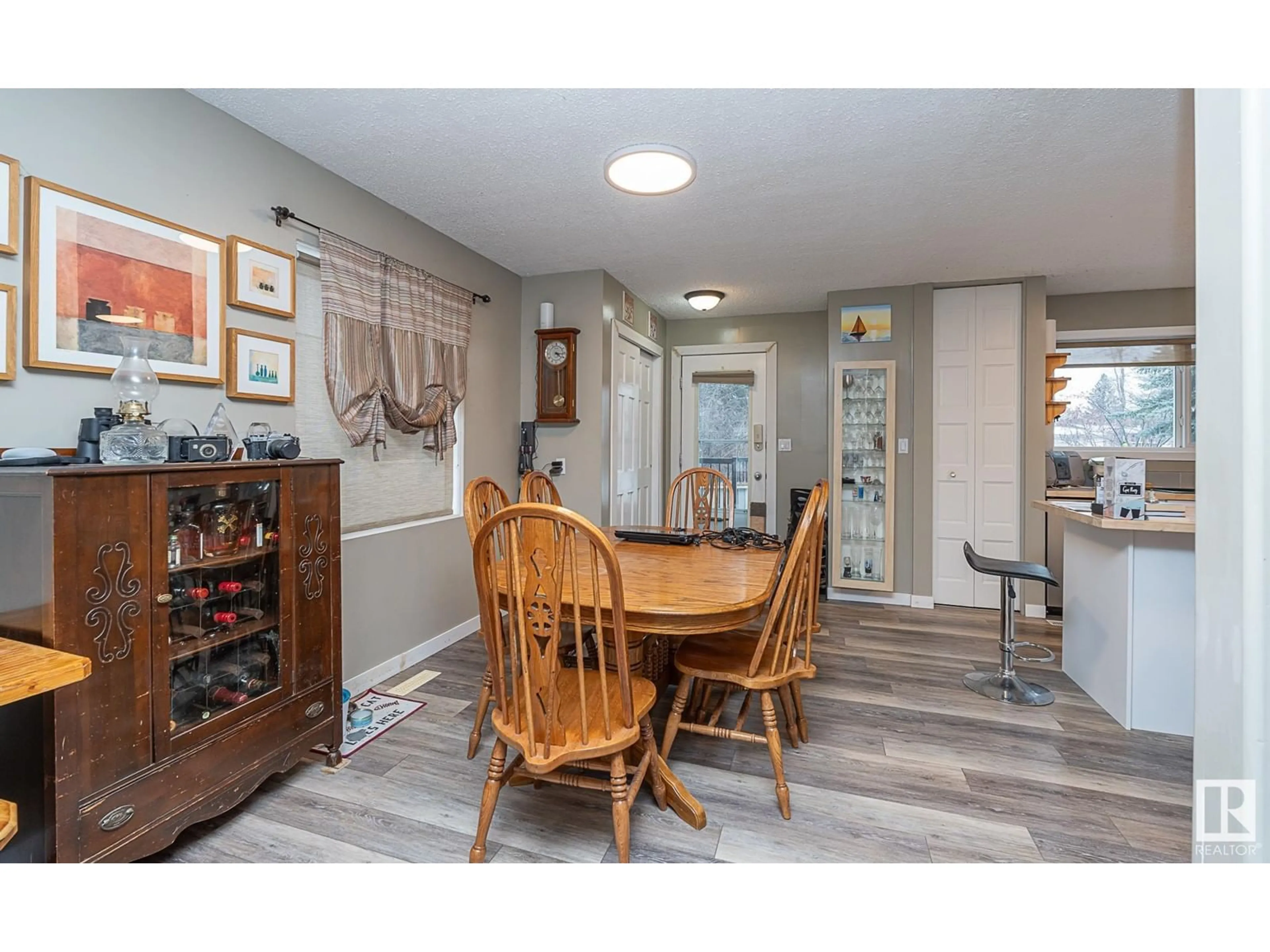 Dining room, wood/laminate floor for 1 Longview CR, St. Albert Alberta T8N2W1