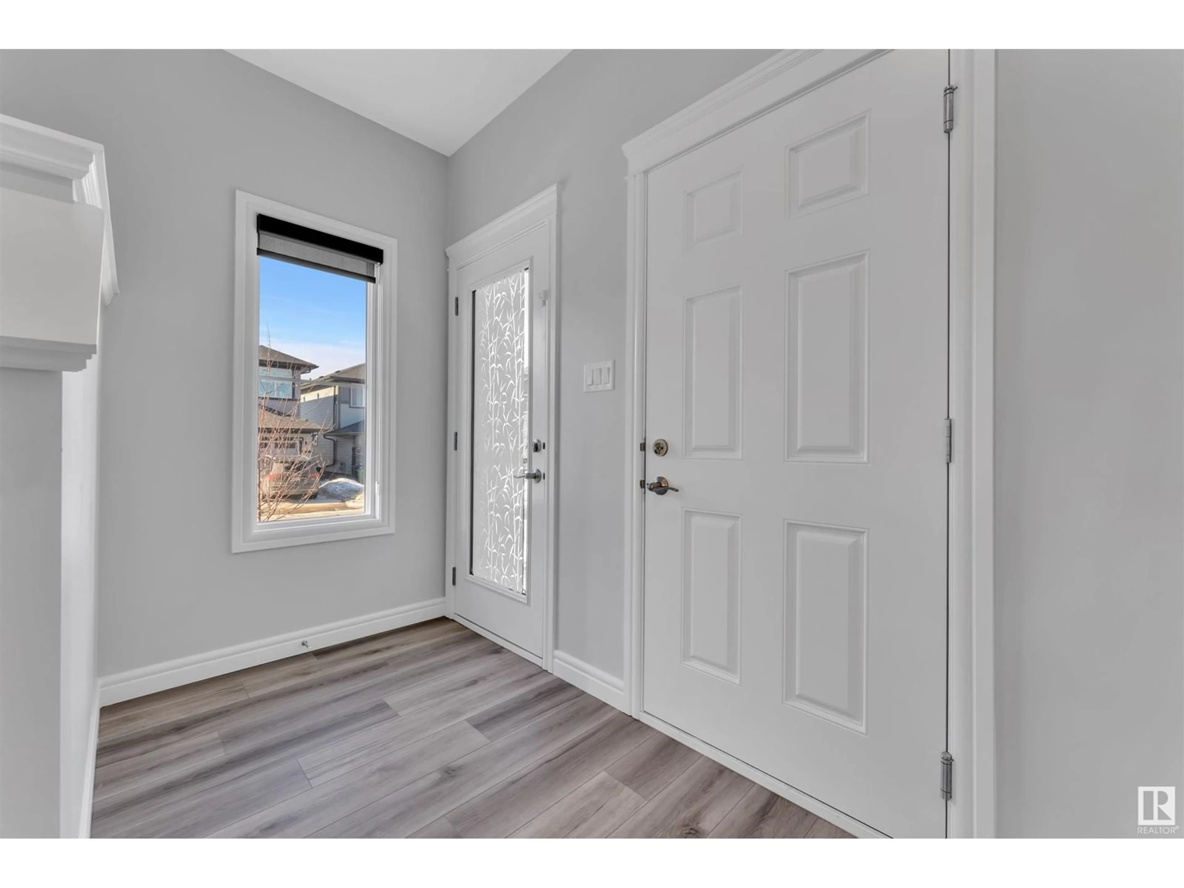 Indoor entryway for 4825 KINNEY RD SW, Edmonton Alberta T6W5G2