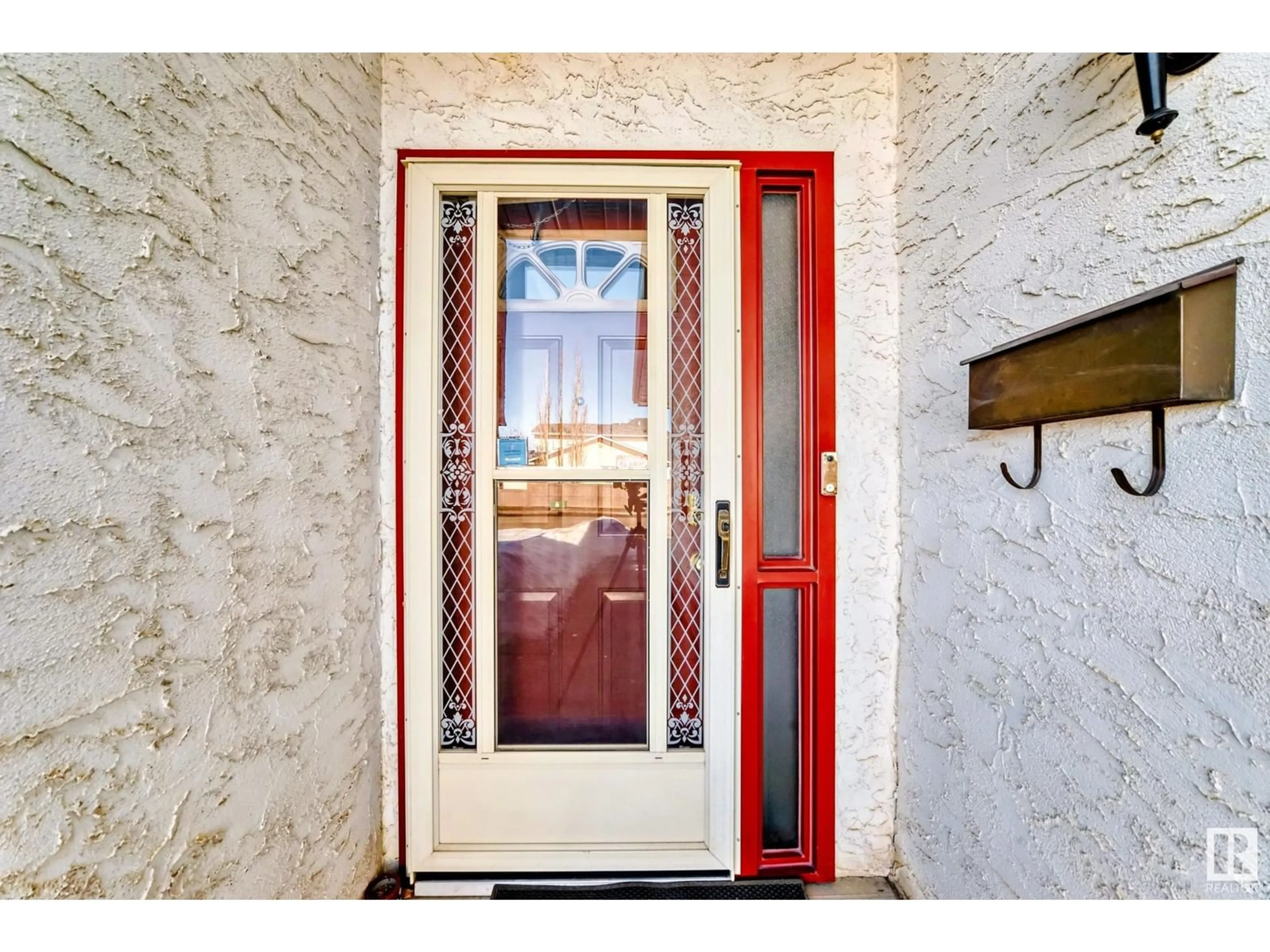 Indoor entryway for 7507 154 AV NW, Edmonton Alberta T5Z2X6