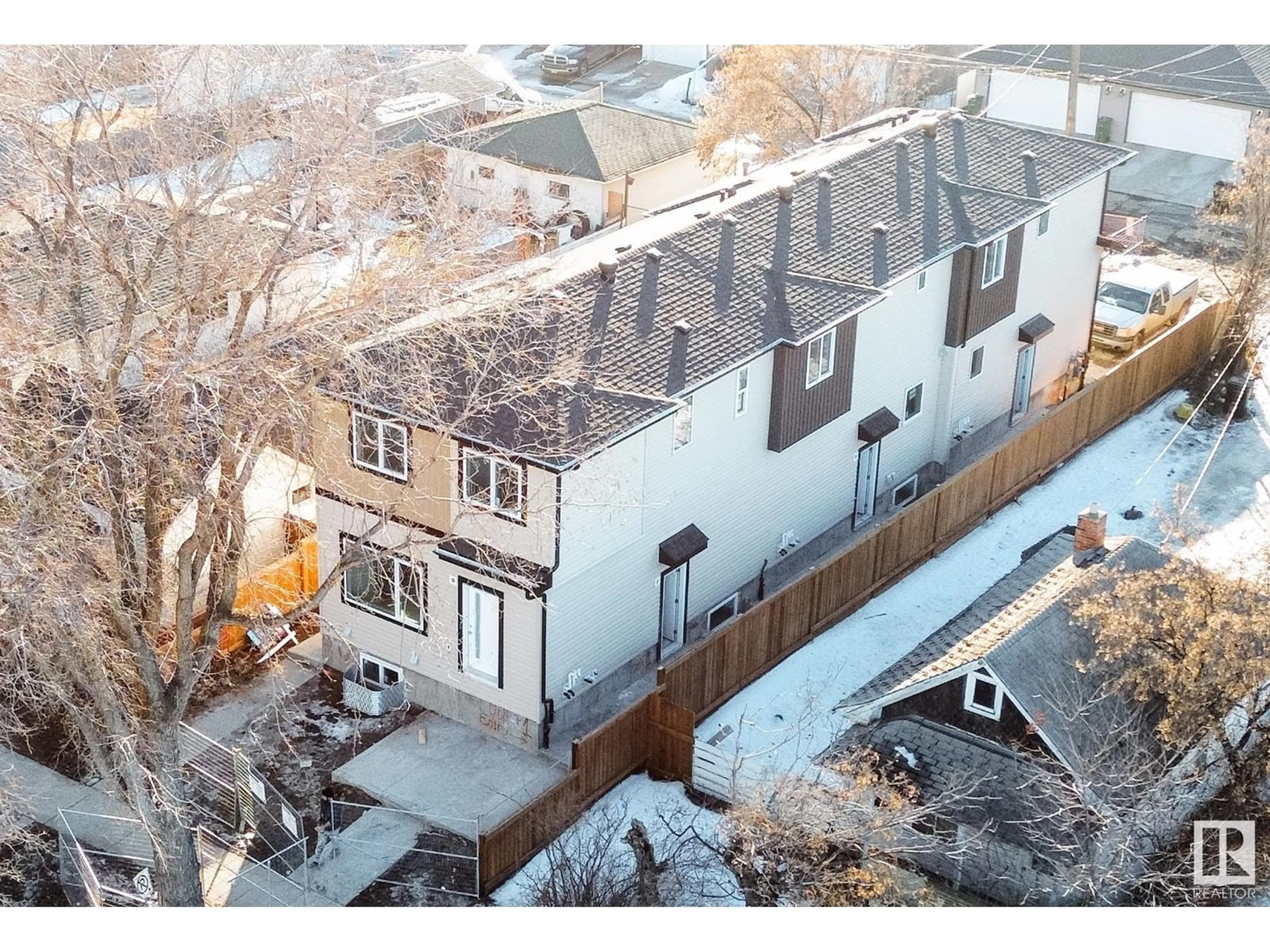 A pic from outside/outdoor area/front of a property/back of a property/a pic from drone, unknown for 12436 88 ST NW, Edmonton Alberta T5B3T2