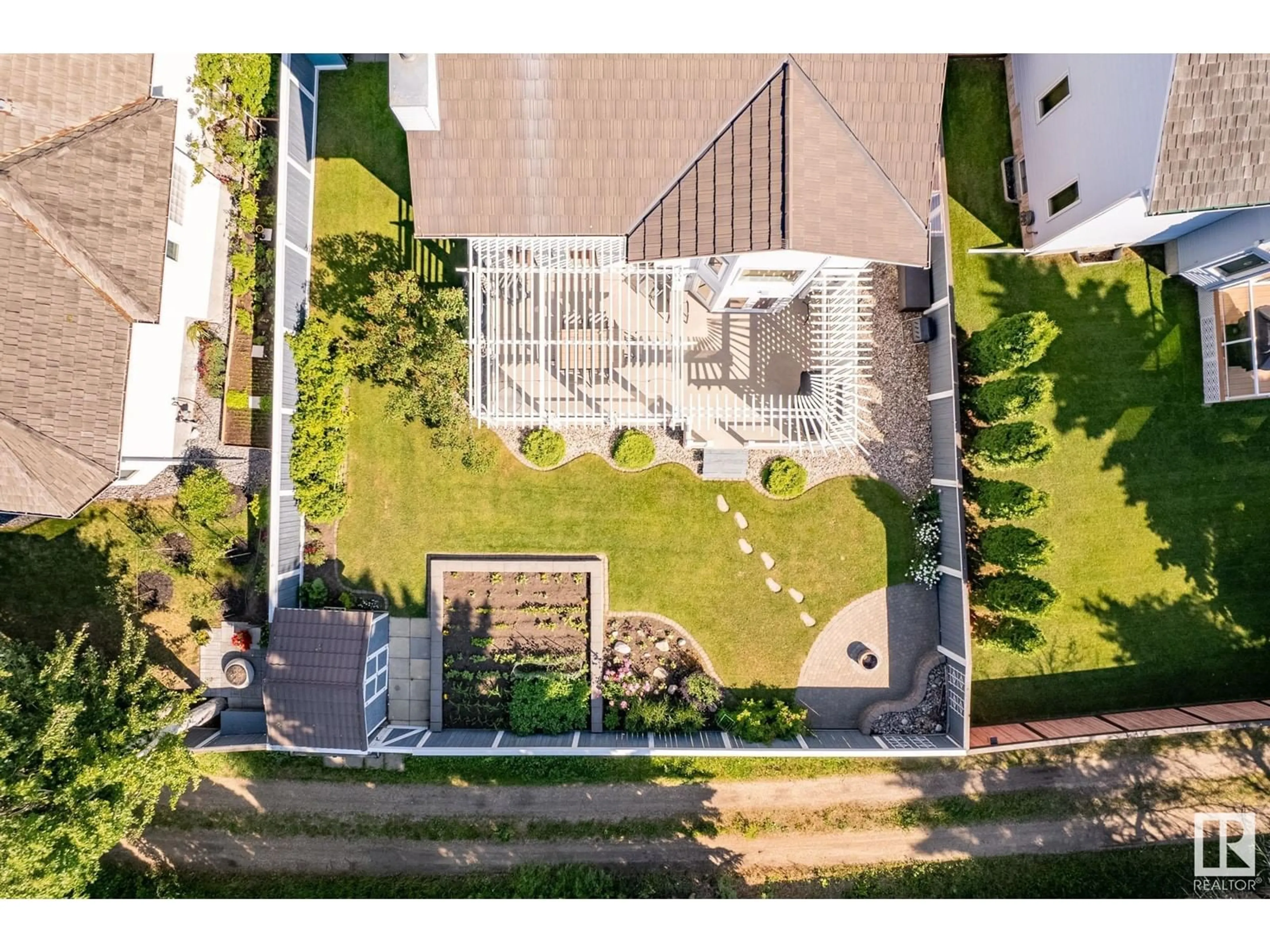 A pic from outside/outdoor area/front of a property/back of a property/a pic from drone, unknown for 252 HEATH RD NW, Edmonton Alberta T6R1T6