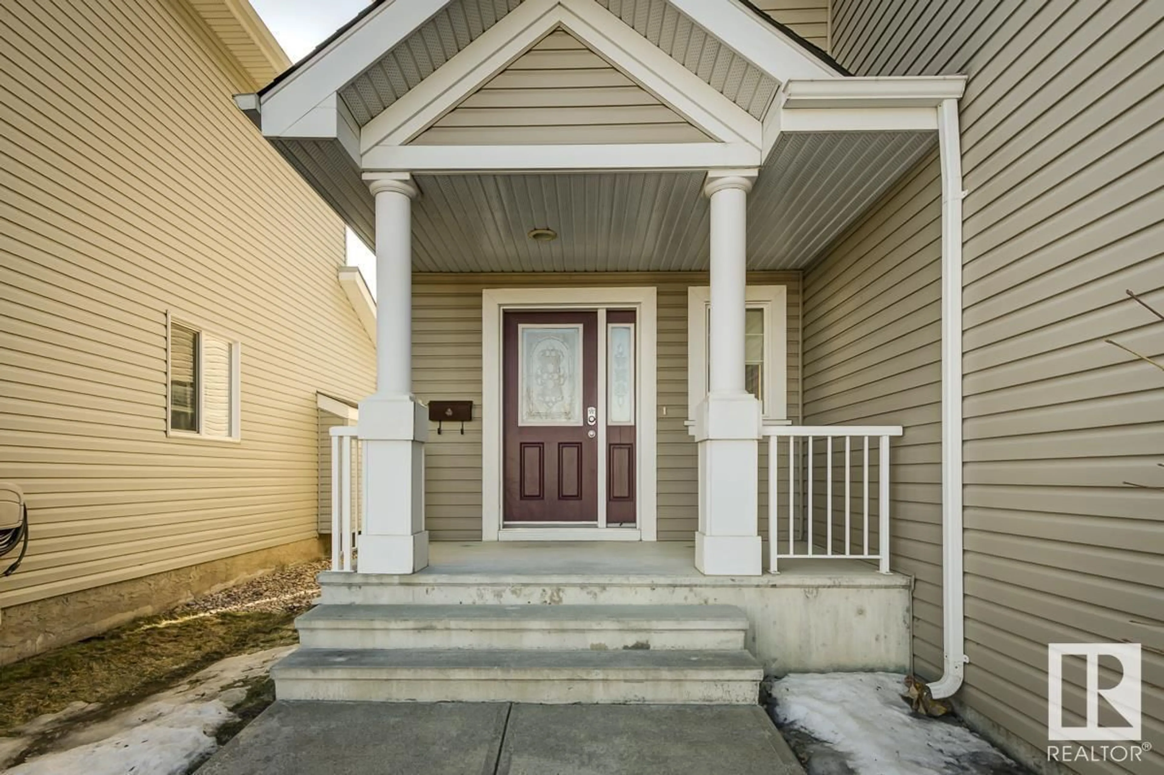 Indoor entryway for 8603 11 AV SW, Edmonton Alberta T6X1J4