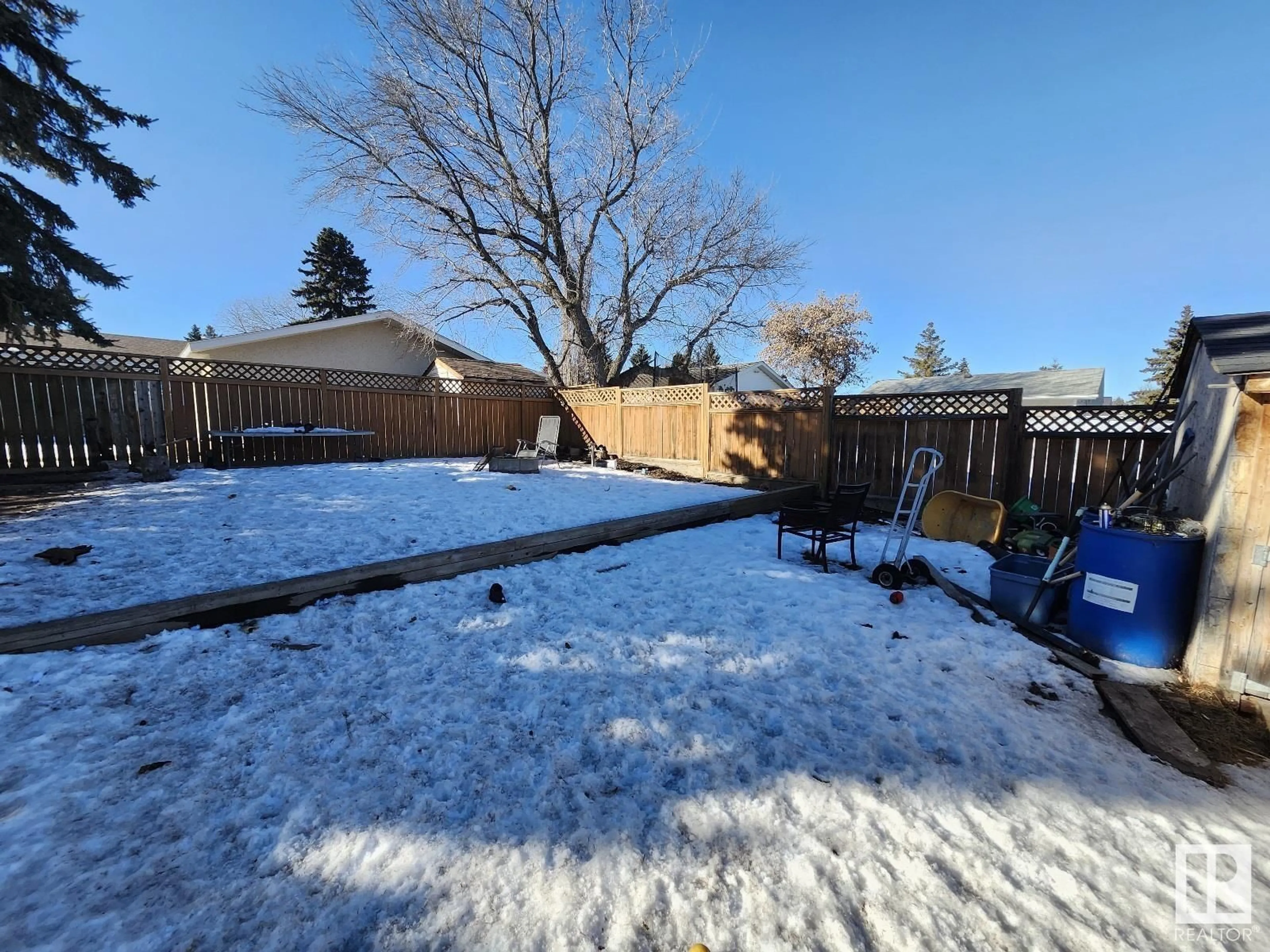 A pic from outside/outdoor area/front of a property/back of a property/a pic from drone, unknown for 9604 97 ST, Morinville Alberta T8R1G9