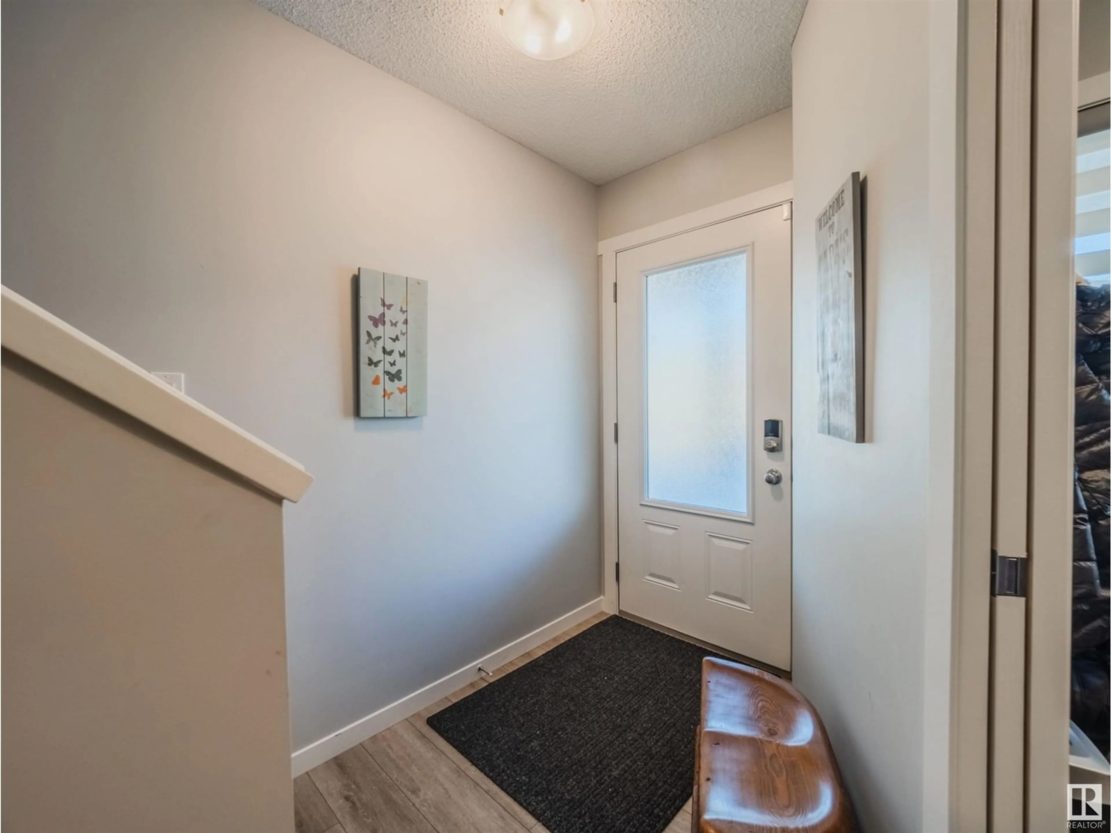 Indoor entryway for 19643 28 AV NW NW, Edmonton Alberta T6M1M1