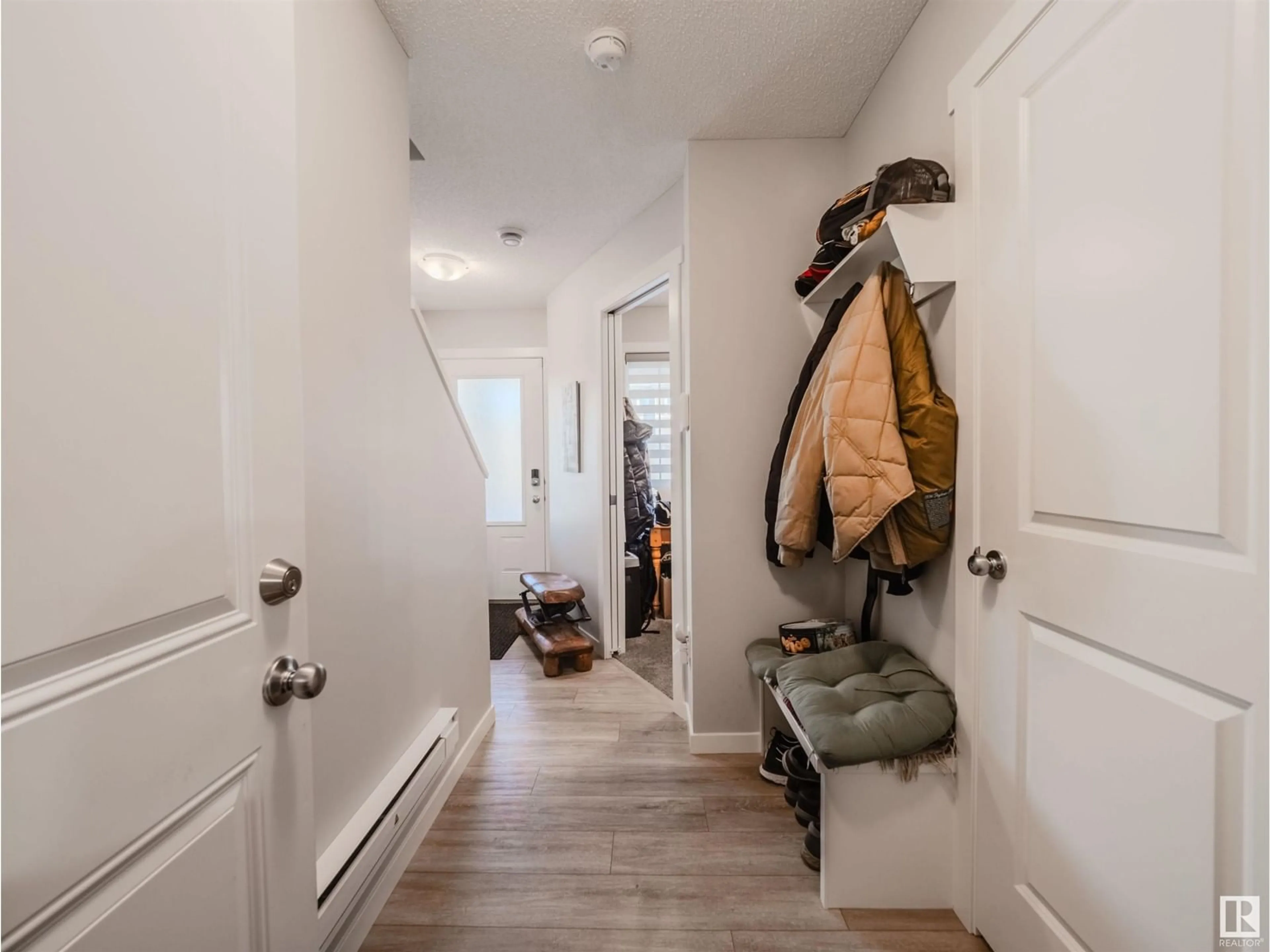 Indoor entryway for 19643 28 AV NW NW, Edmonton Alberta T6M1M1