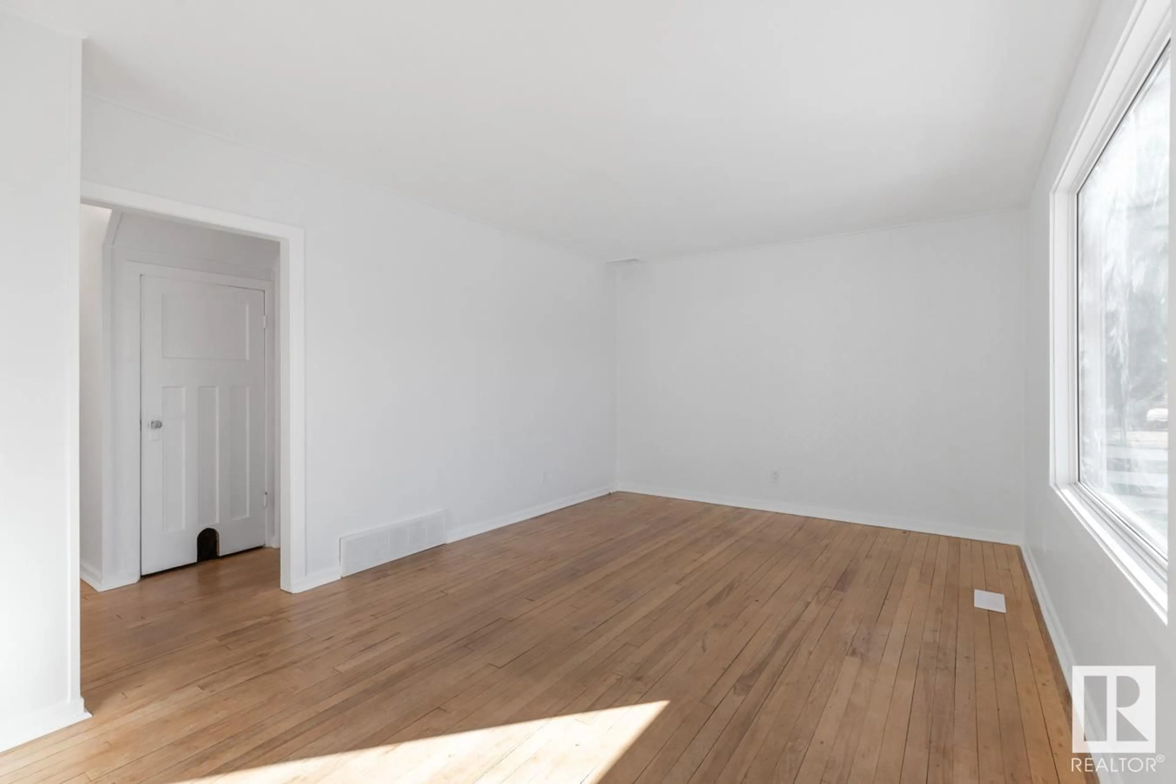 A pic of a room for 9718 72 AV NW, Edmonton Alberta T6E0Y8