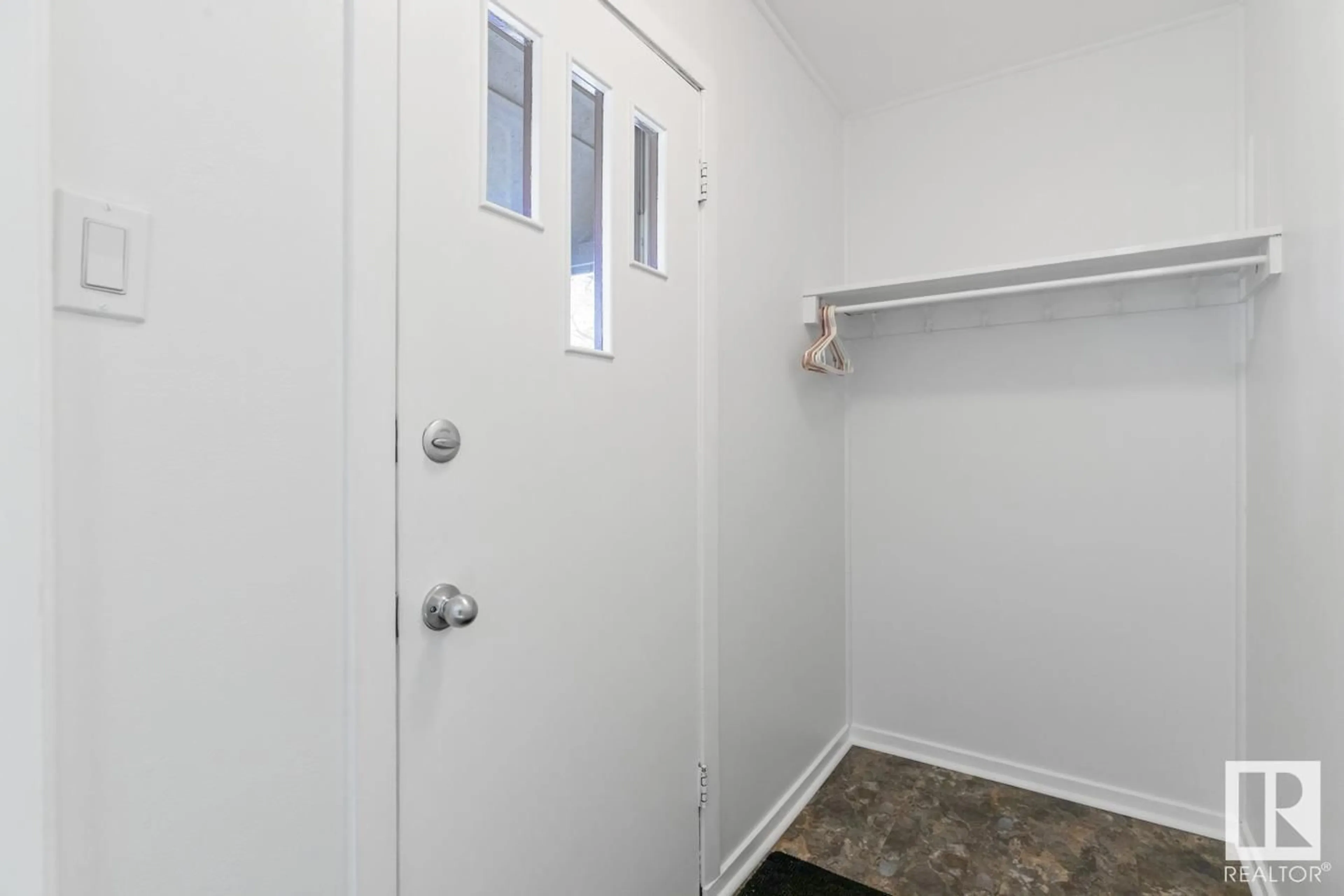 Indoor entryway for 9718 72 AV NW, Edmonton Alberta T6E0Y8