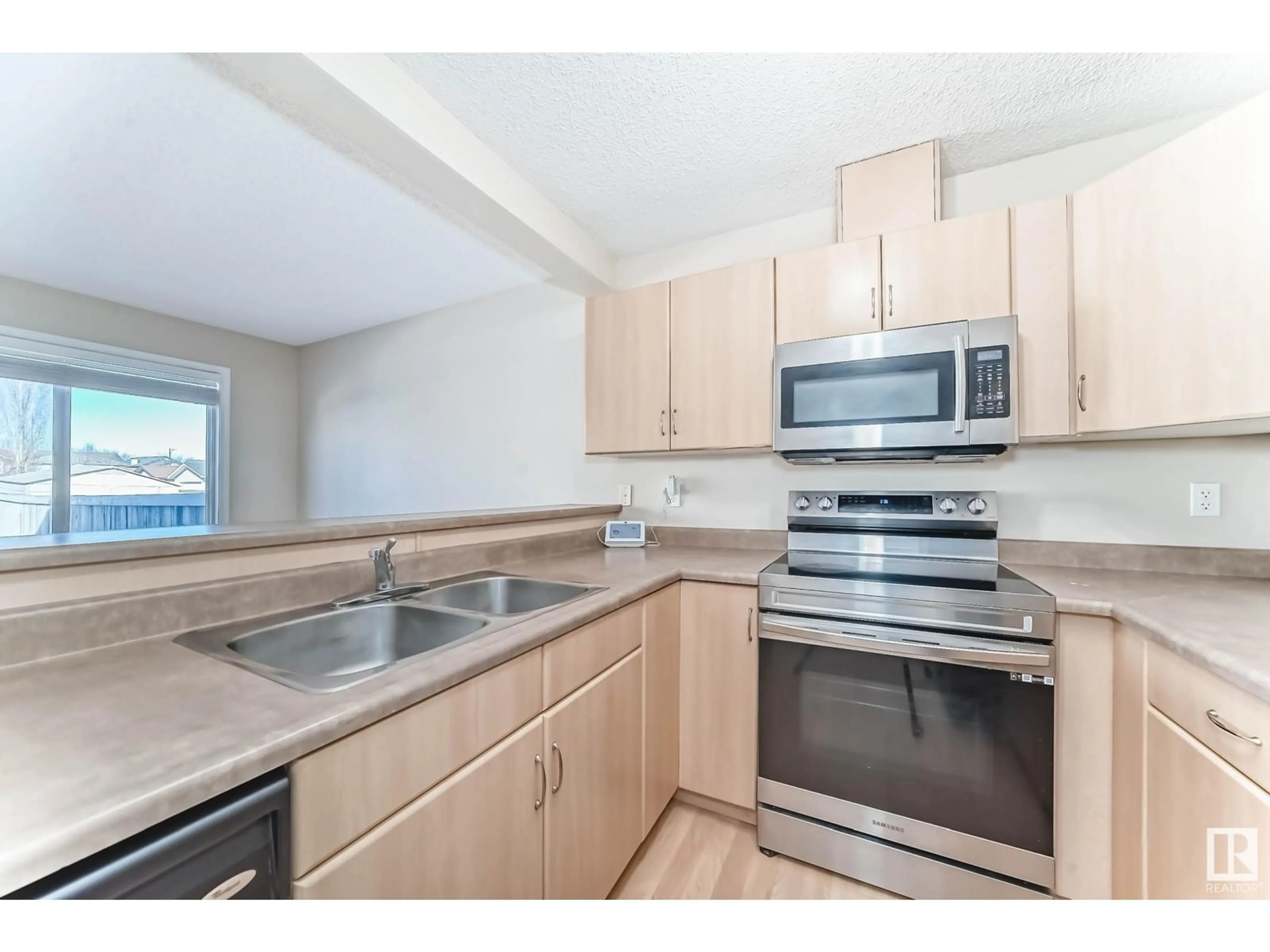 Standard kitchen, unknown for 5922 164 AV NW, Edmonton Alberta T5Y0B3