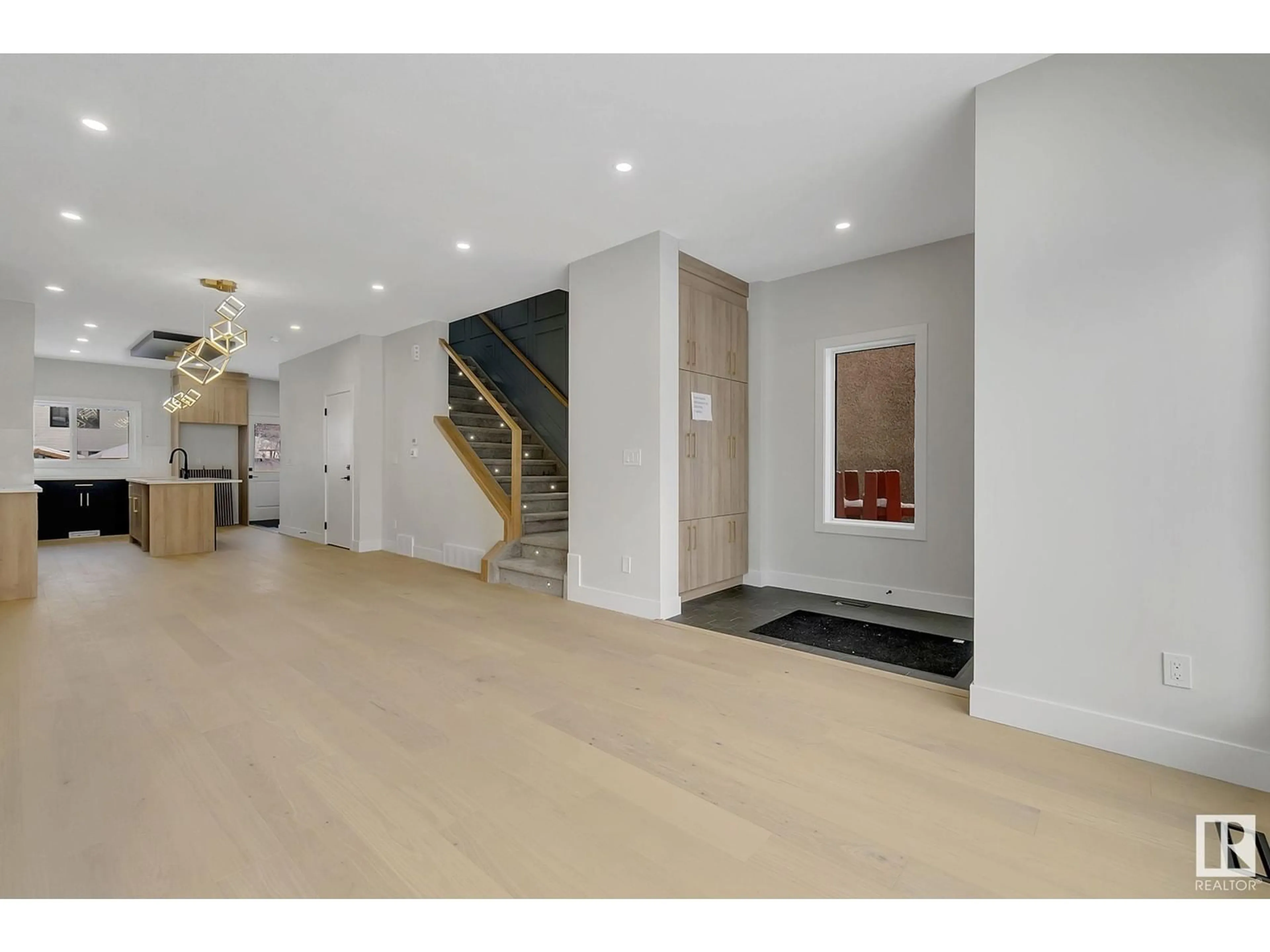 Indoor foyer for 11130 72 AV, Edmonton Alberta T6G0B2