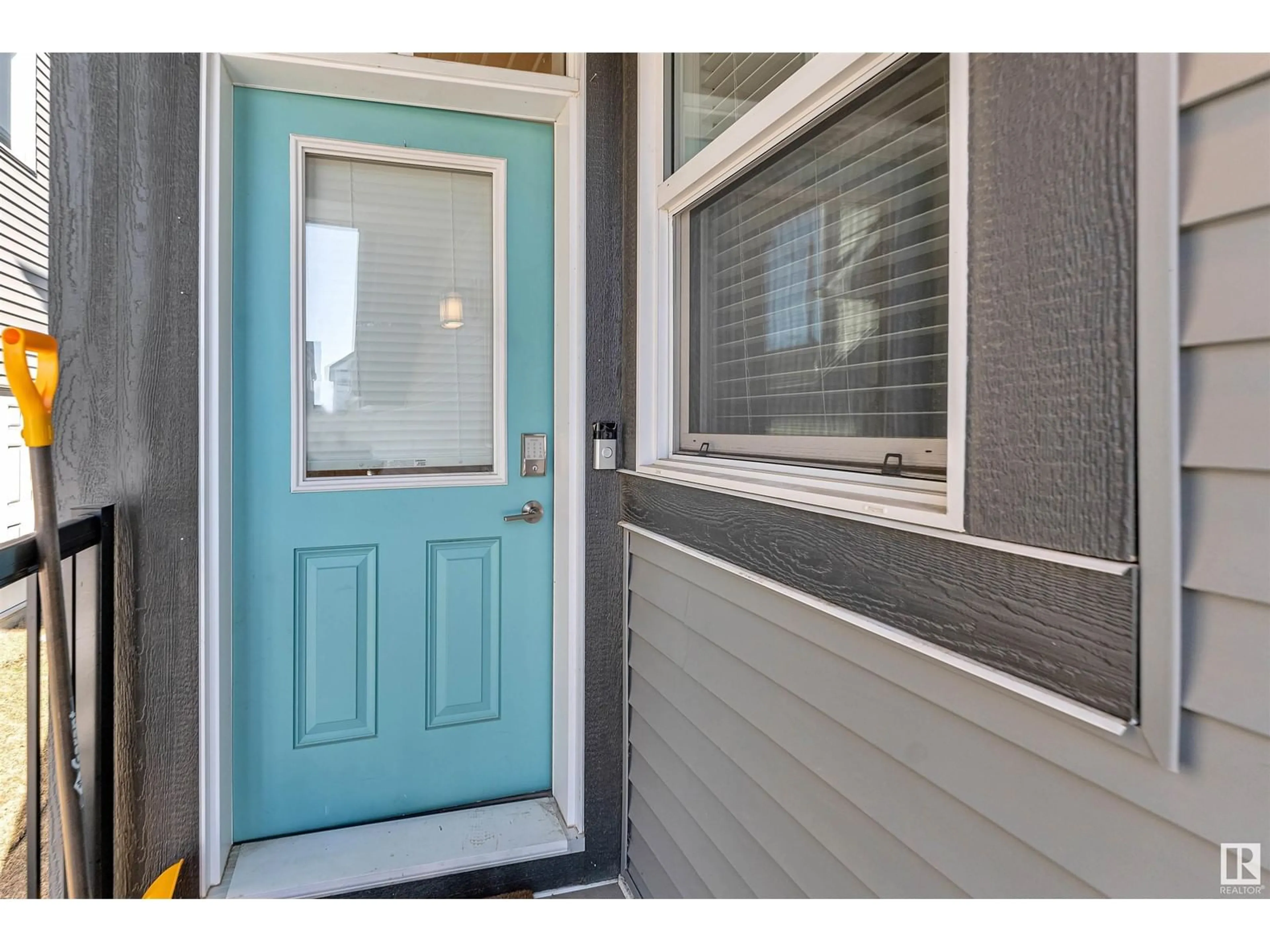 Indoor entryway for 2214 Donaghey Way SW SW SW, Edmonton Alberta T6W4Y7