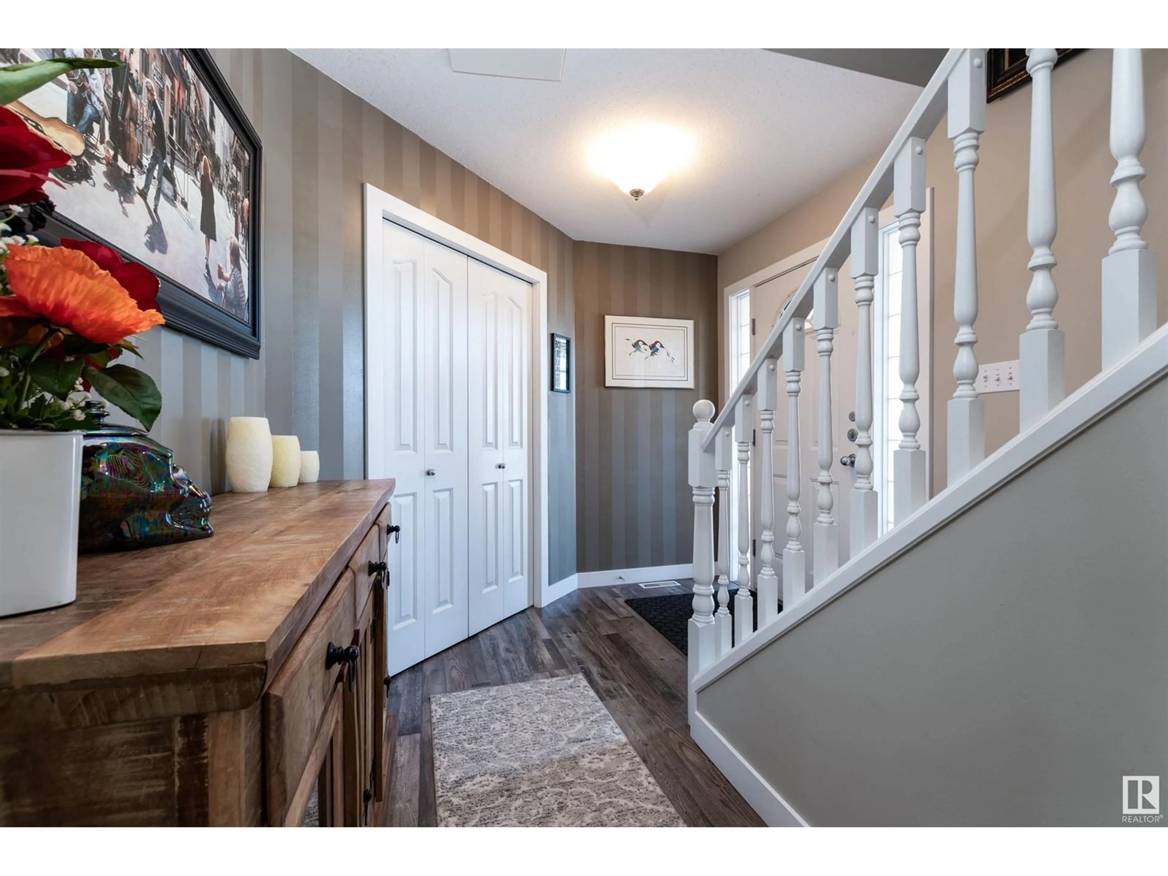 Indoor entryway for 33 RIDGEROCK PT, Sherwood Park Alberta T8A6G5