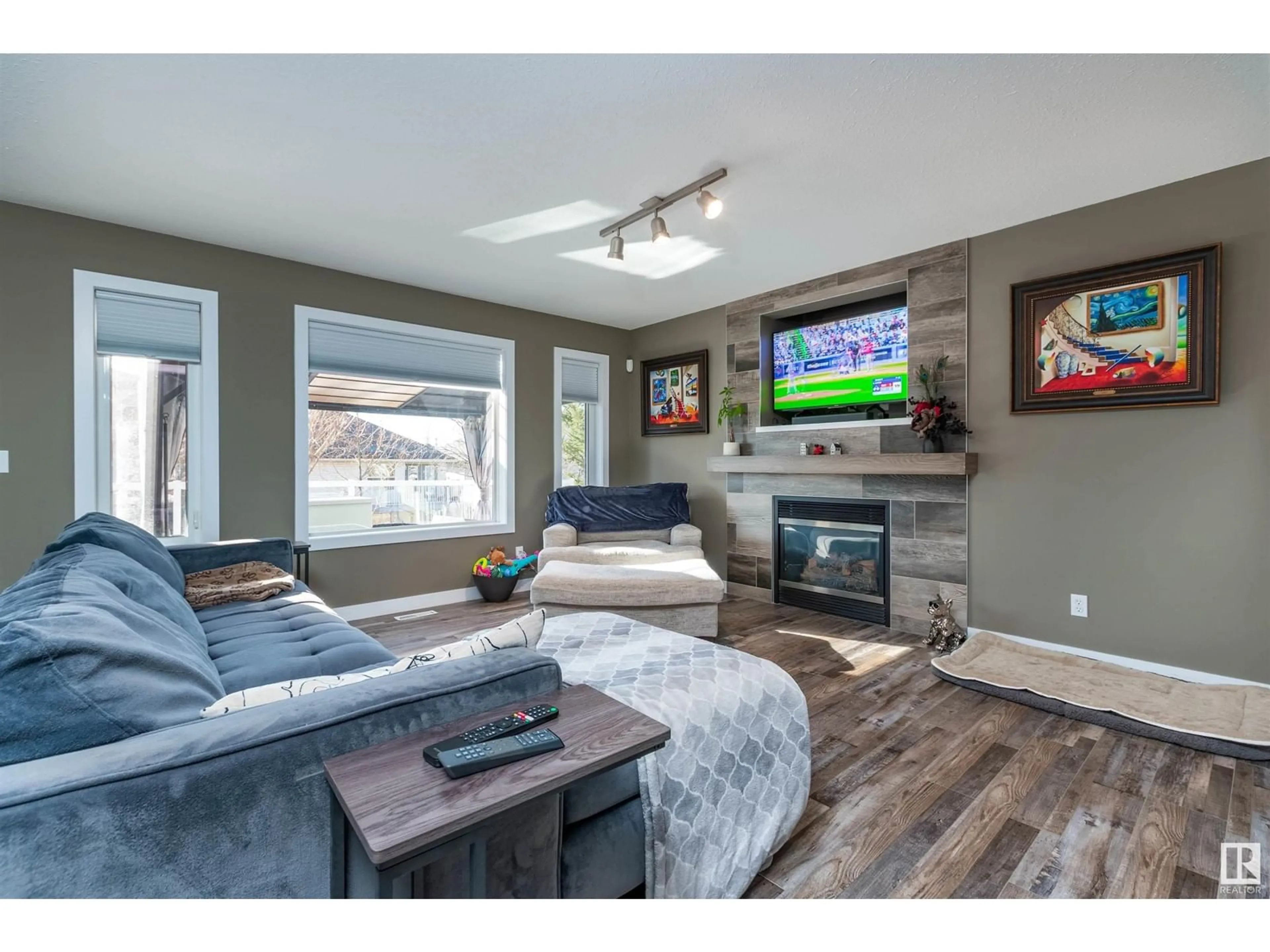 Living room with furniture, wood/laminate floor for 33 RIDGEROCK PT, Sherwood Park Alberta T8A6G5