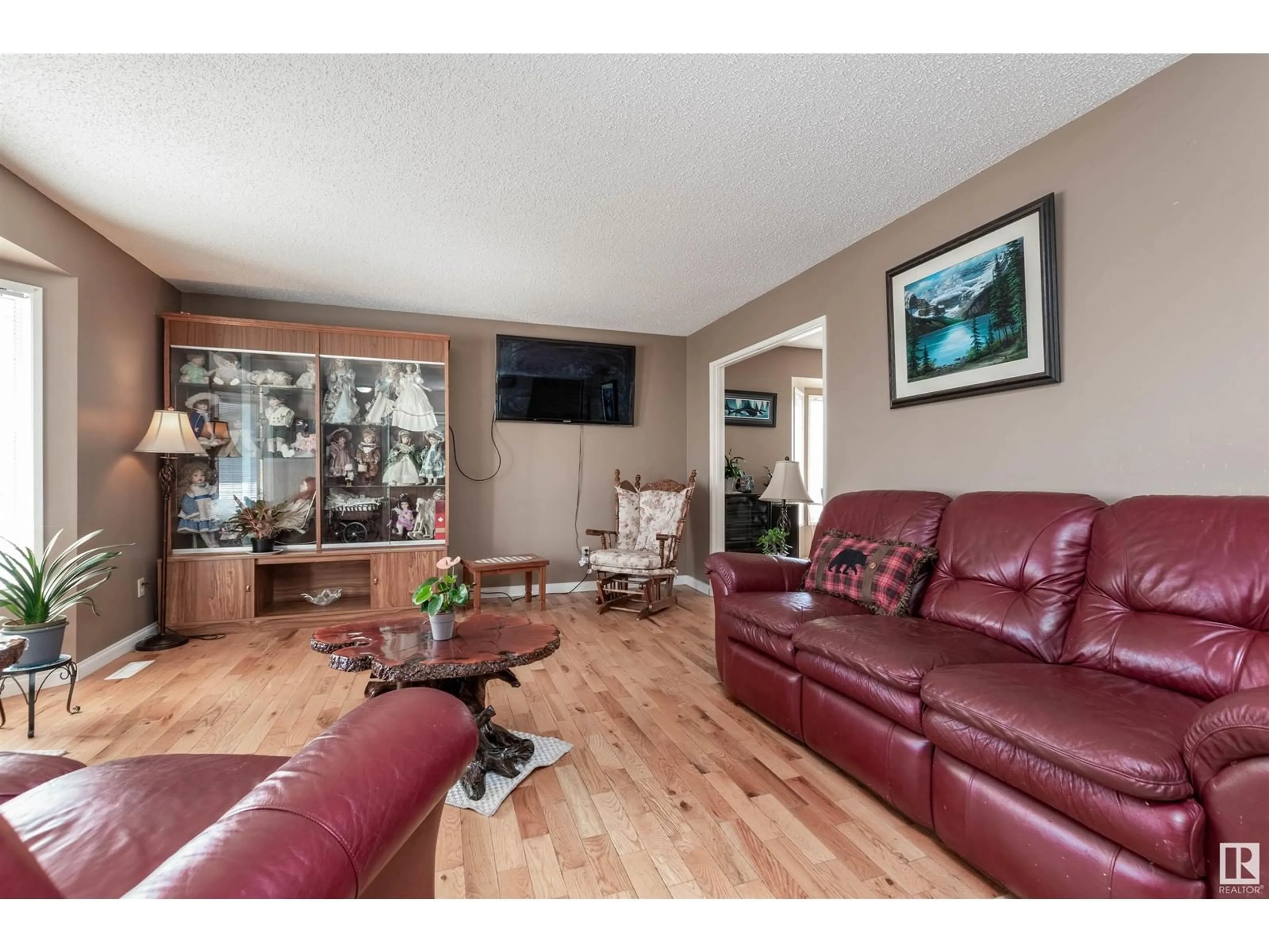 Living room with furniture, wood/laminate floor for 9 HIGHCLIFF PT, Sherwood Park Alberta T8A5L6