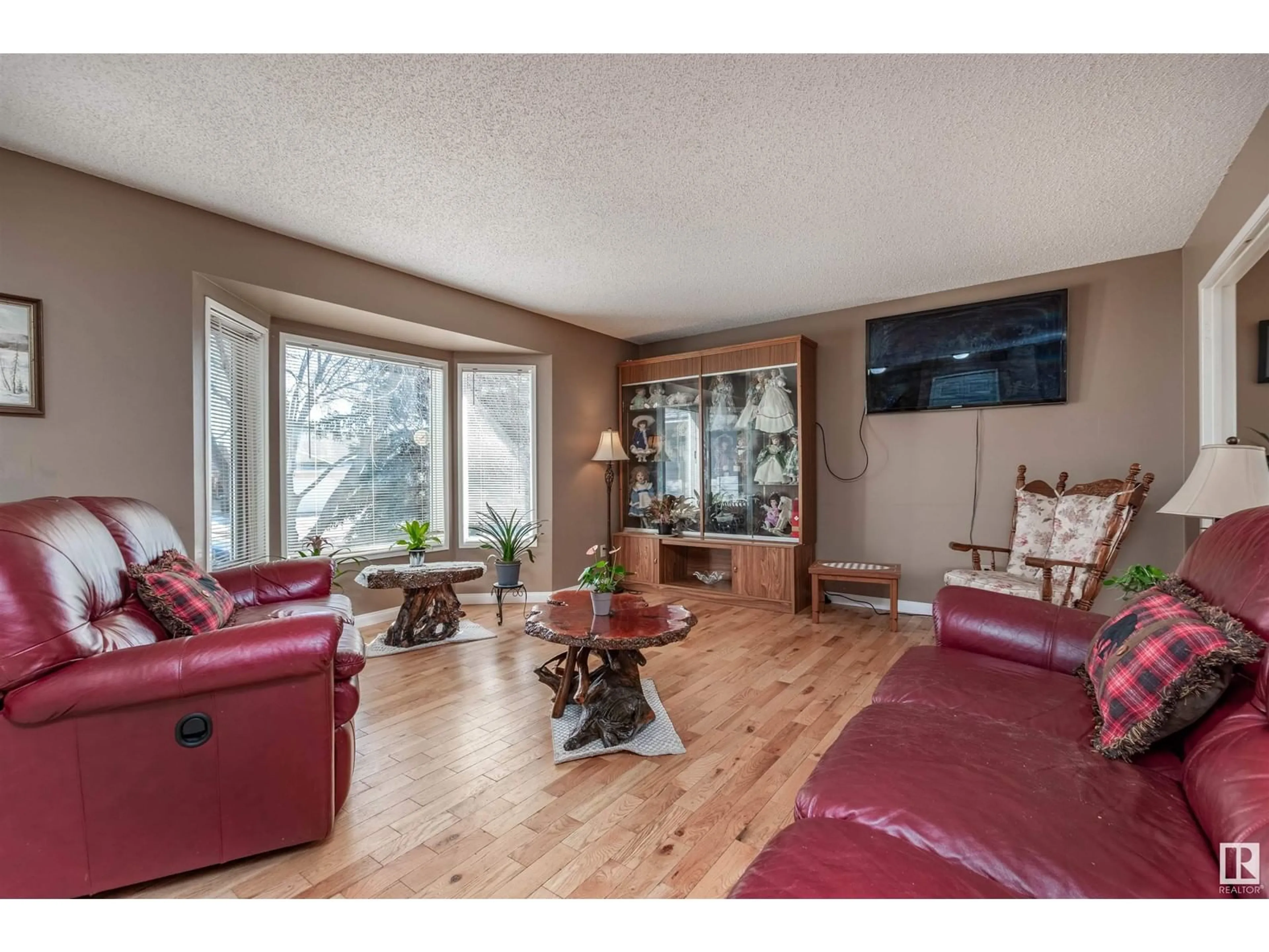 Living room with furniture, wood/laminate floor for 9 HIGHCLIFF PT, Sherwood Park Alberta T8A5L6