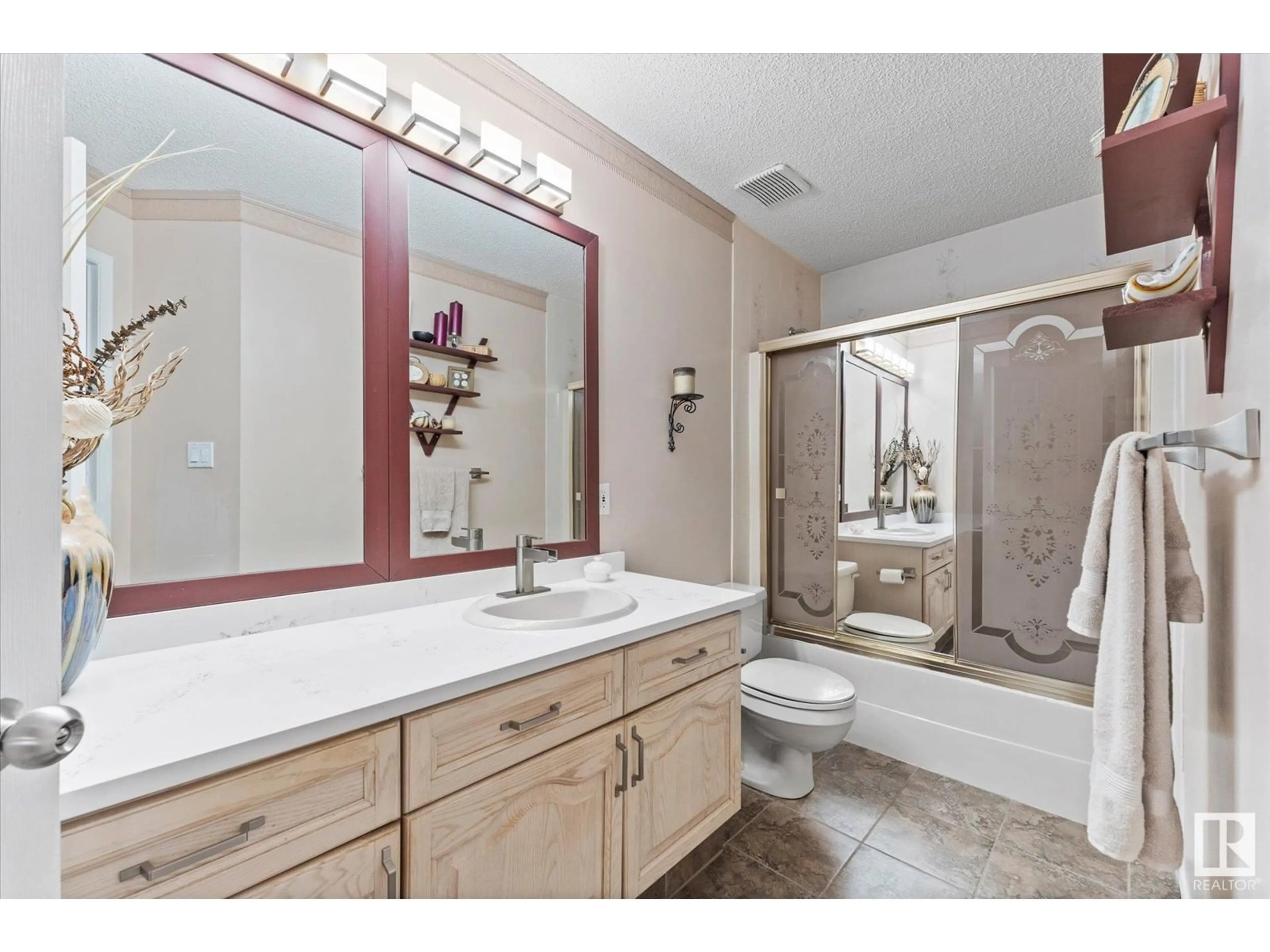 Standard bathroom, ceramic/tile floor for 72 ORMSBY W NW, Edmonton Alberta T5T5V1