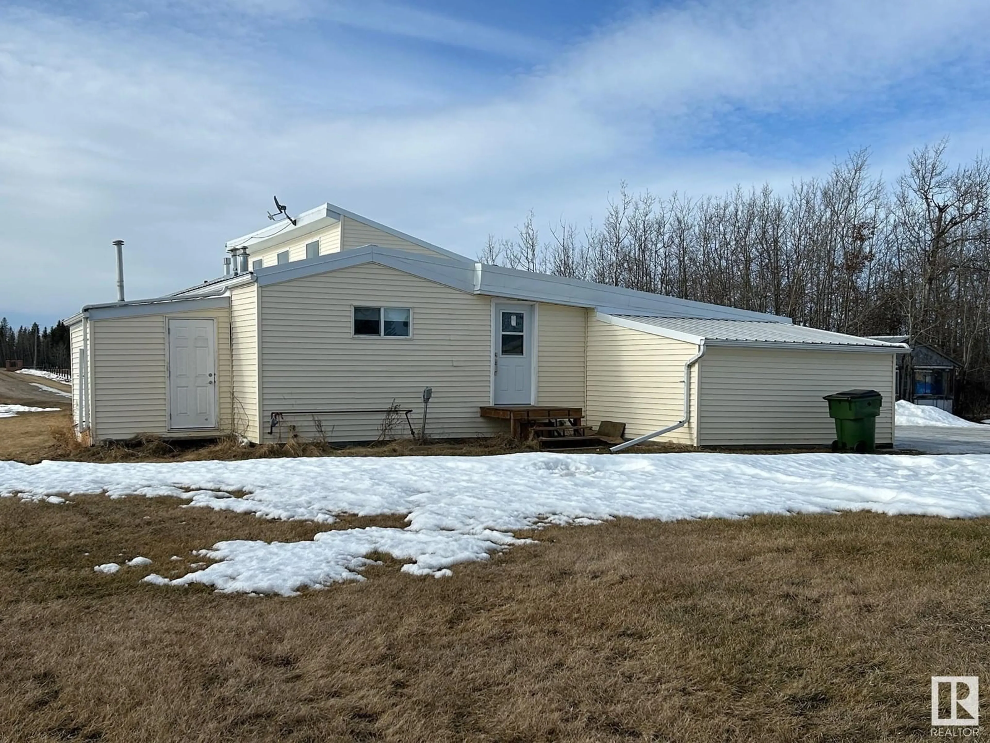 A pic from outside/outdoor area/front of a property/back of a property/a pic from drone, building for 60017 RR 260, Rural Westlock County Alberta T7P2P5