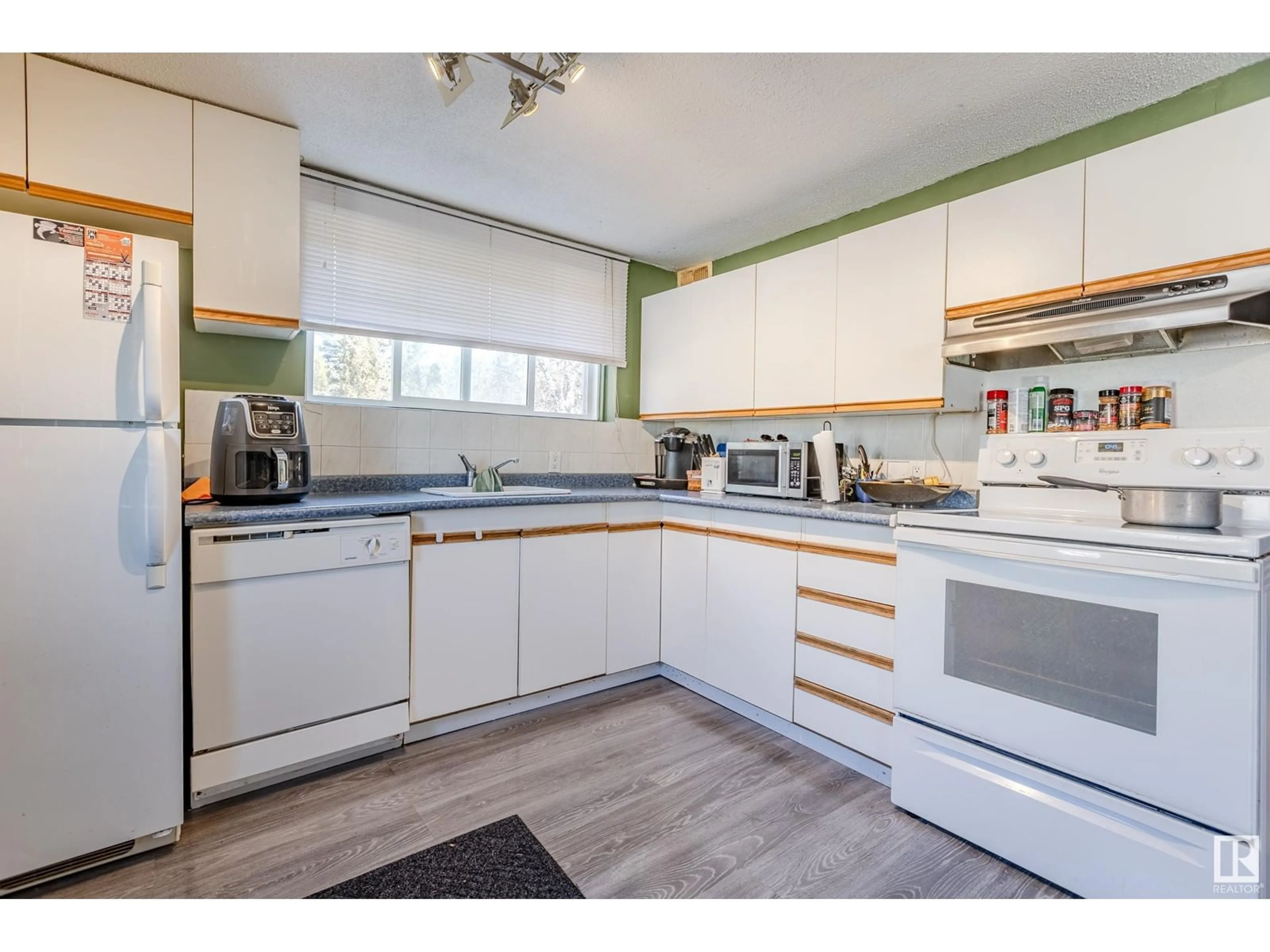 Standard kitchen, wood/laminate floor for 410 Main ST, Cardiff Alberta T8R2G5