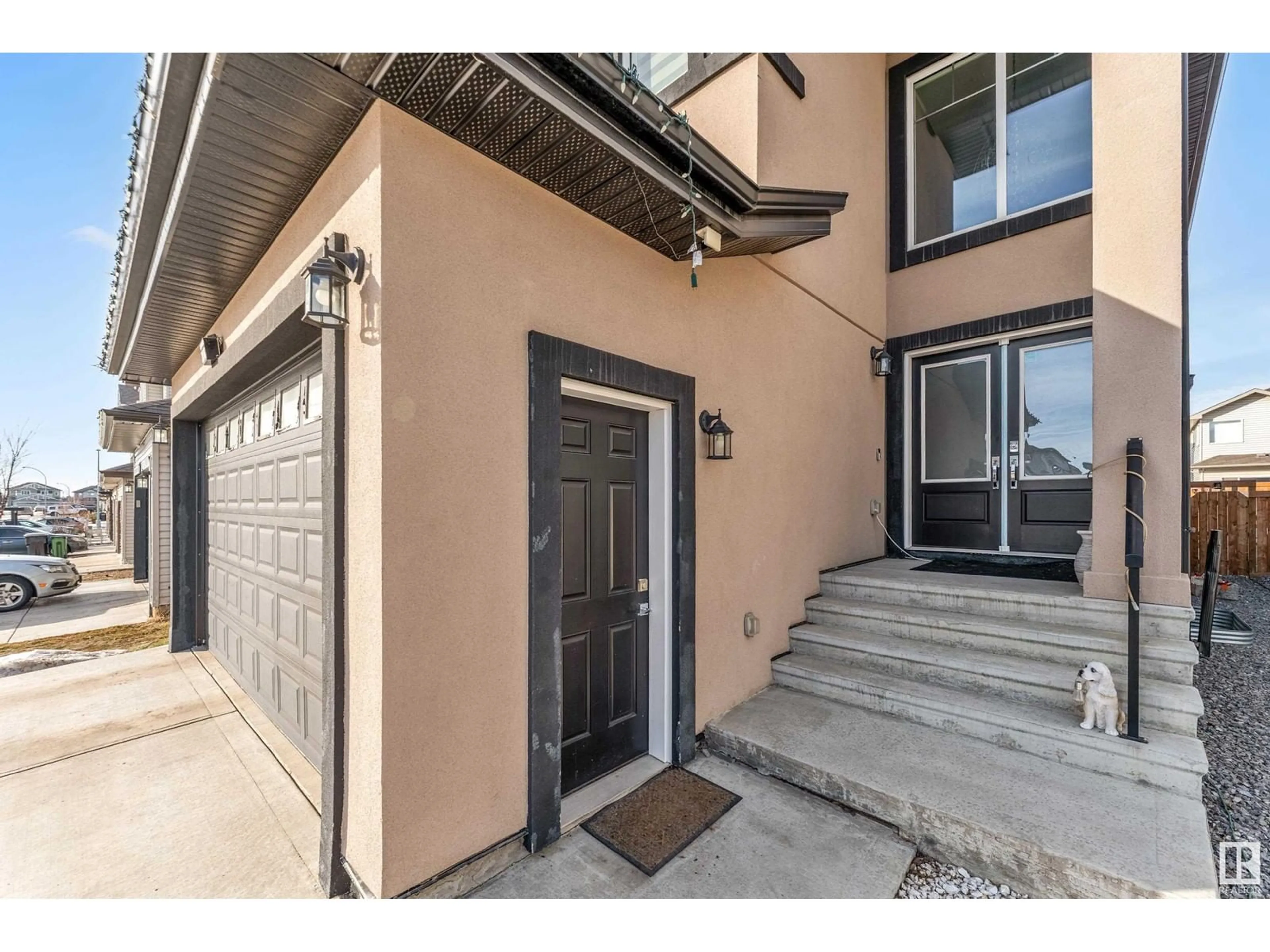 Indoor entryway for 3116 12 AV NW, Edmonton Alberta T6T2C6