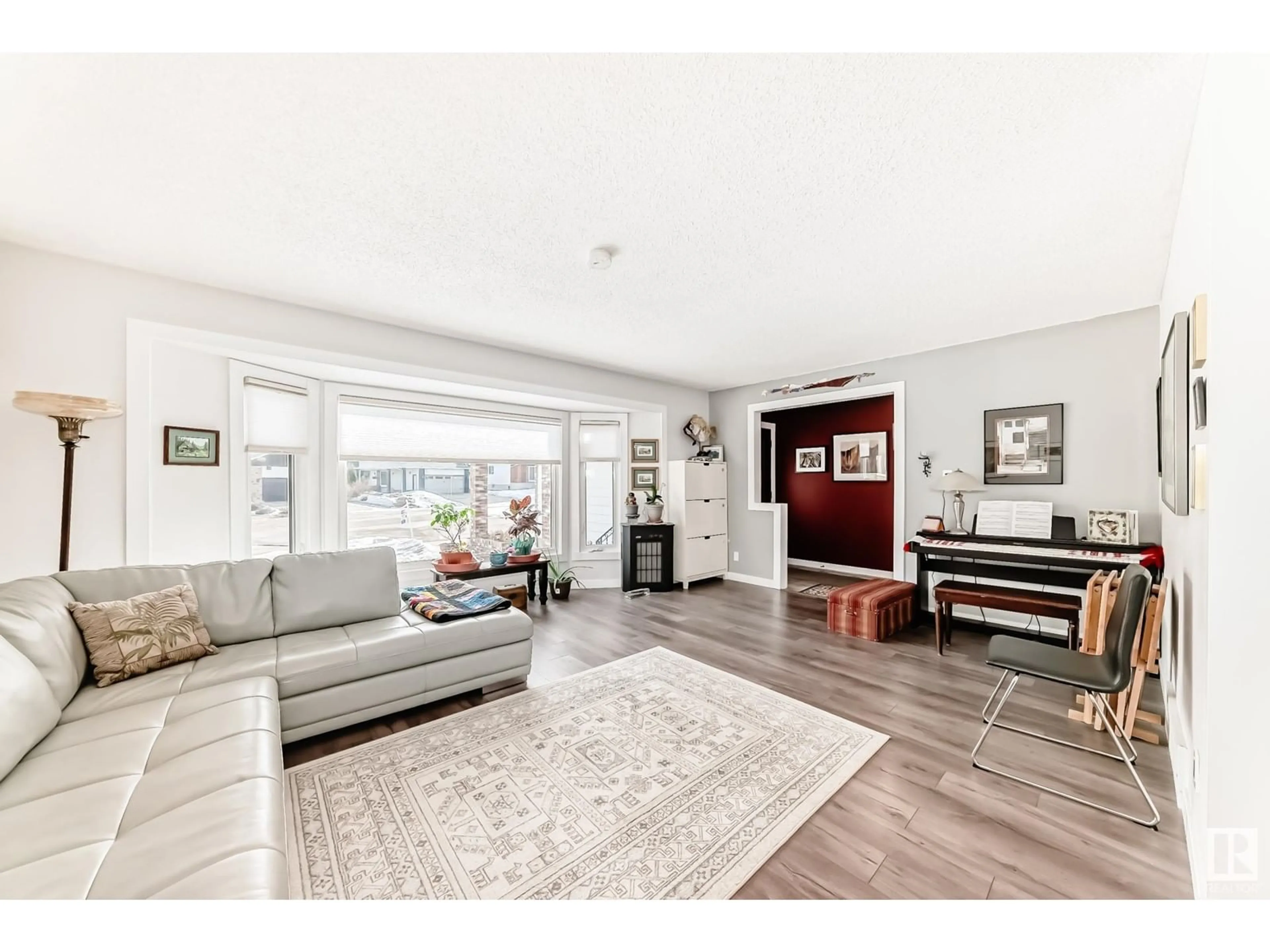 Living room with furniture, unknown for 822 LEE RIDGE RD NW, Edmonton Alberta T5X0P8