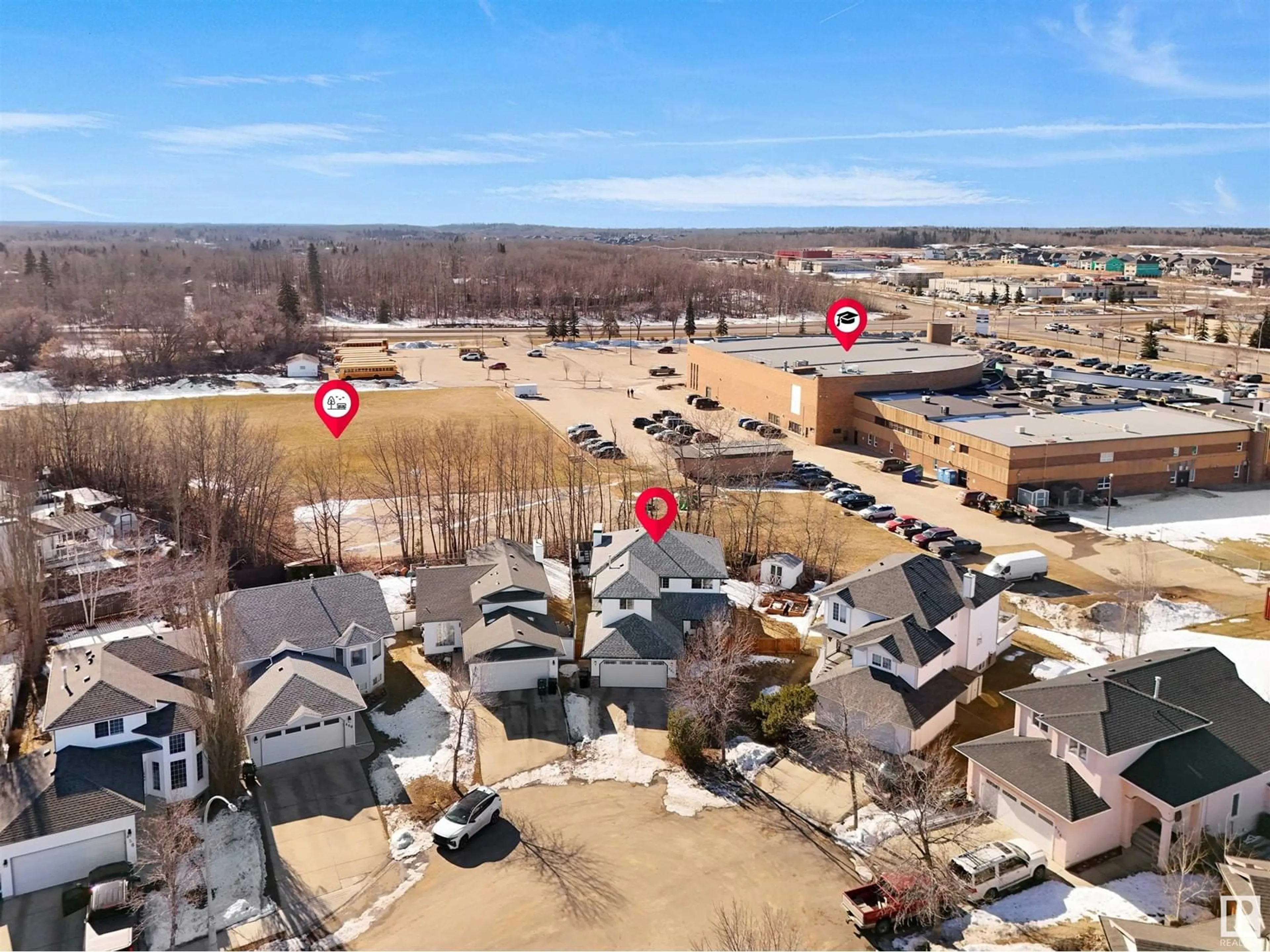 A pic from outside/outdoor area/front of a property/back of a property/a pic from drone, street for 464 RAINBOW CR, Sherwood Park Alberta T8A5W2