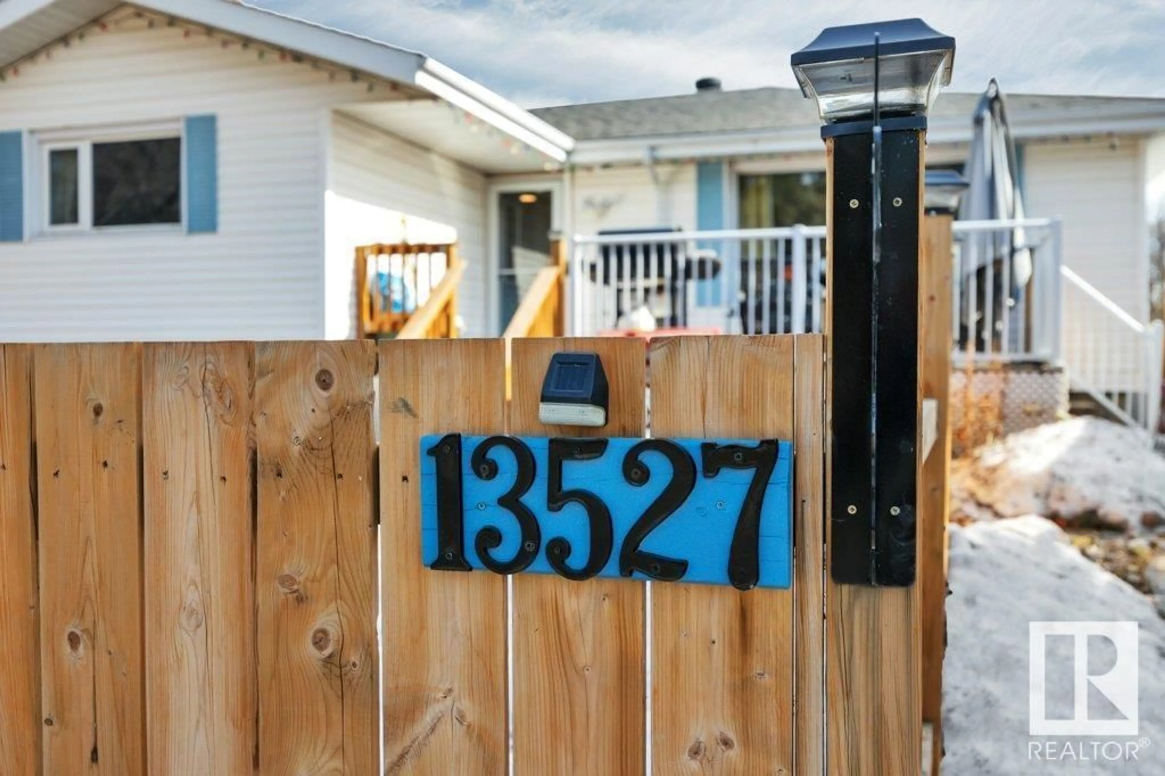 Indoor entryway for 13527 115 ST NW, Edmonton Alberta T5E5G8