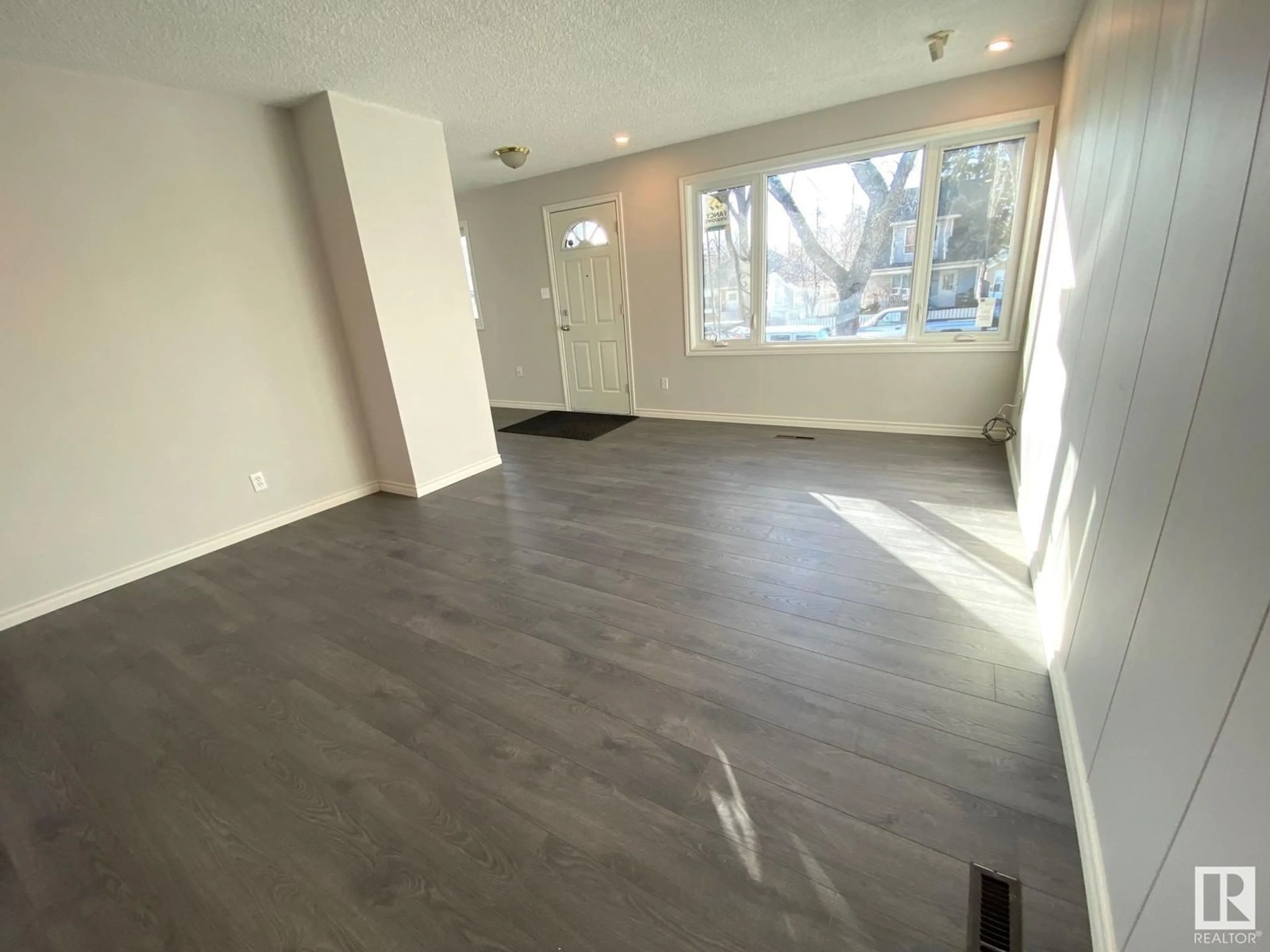 A pic of a room for 12023 93 ST NW, Edmonton Alberta T5G1G7