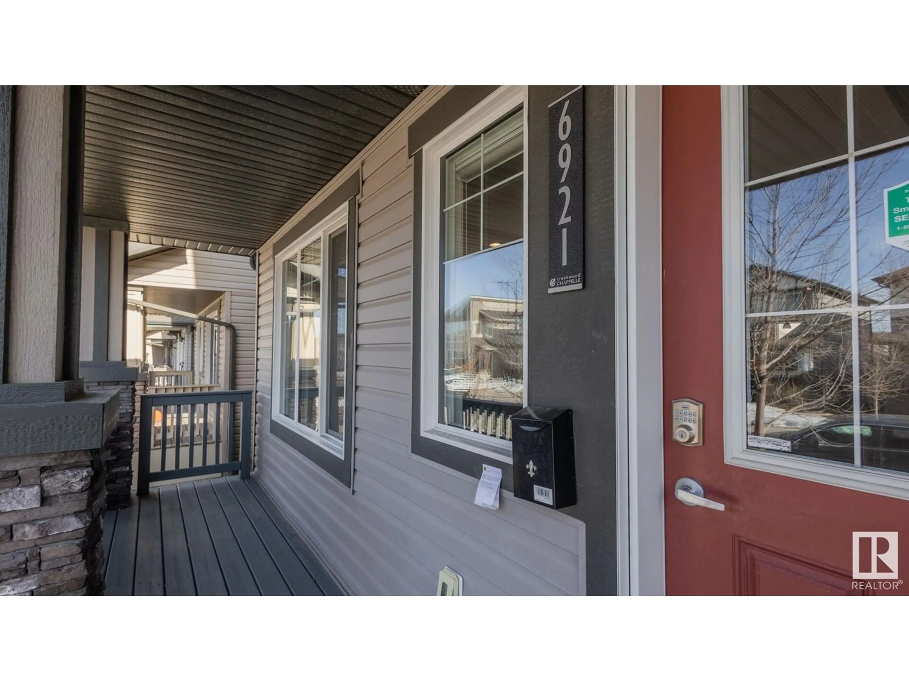 Indoor entryway for 6921 CARDINAL WD SW, Edmonton Alberta T6W2Y3