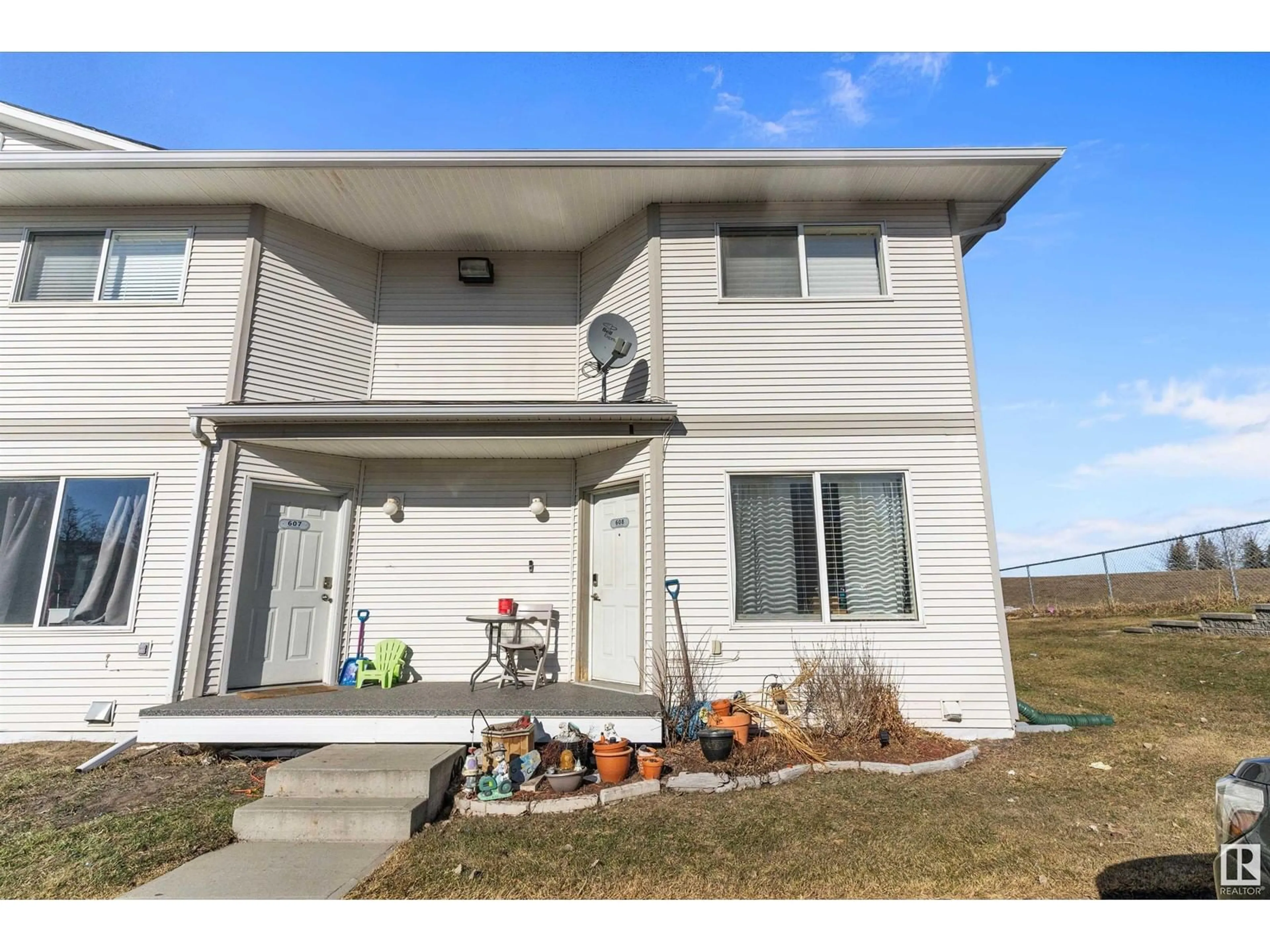 Home with vinyl exterior material, street for 608 KING ST, Spruce Grove Alberta T7X4J9