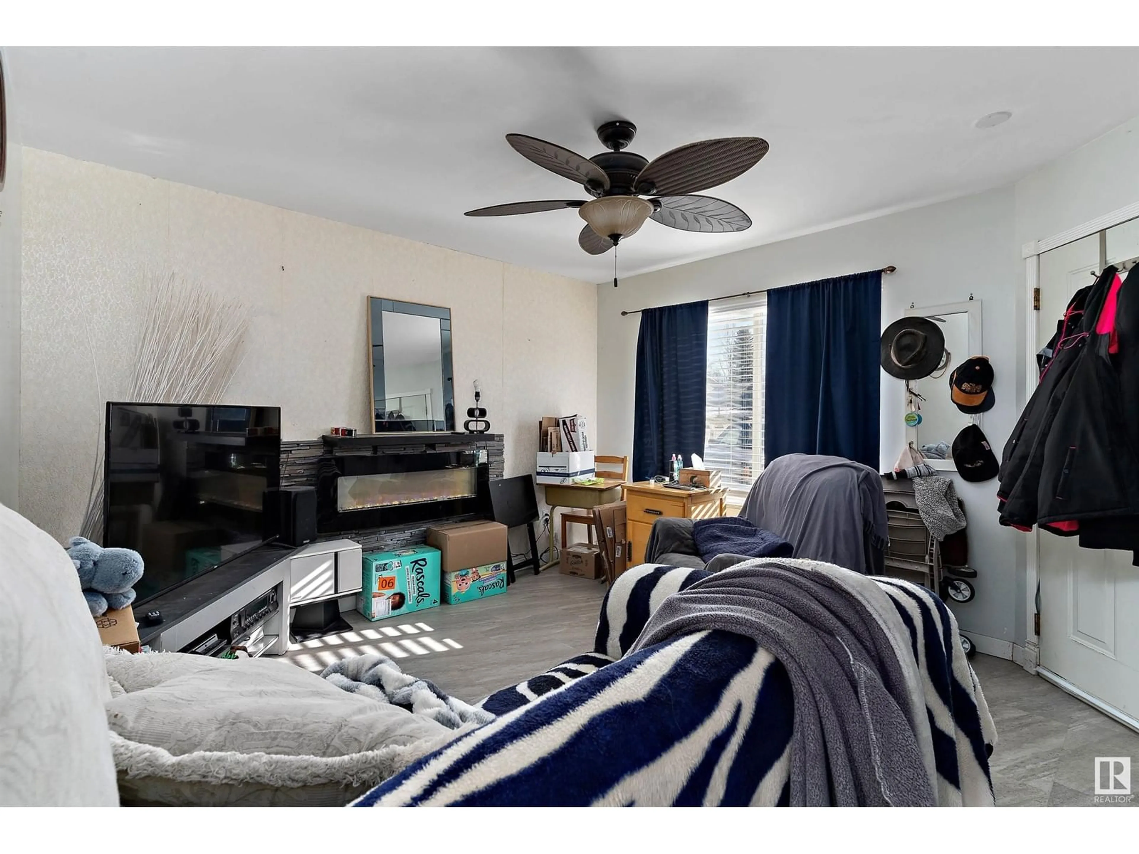 Living room with furniture, unknown for 608 KING ST, Spruce Grove Alberta T7X4J9