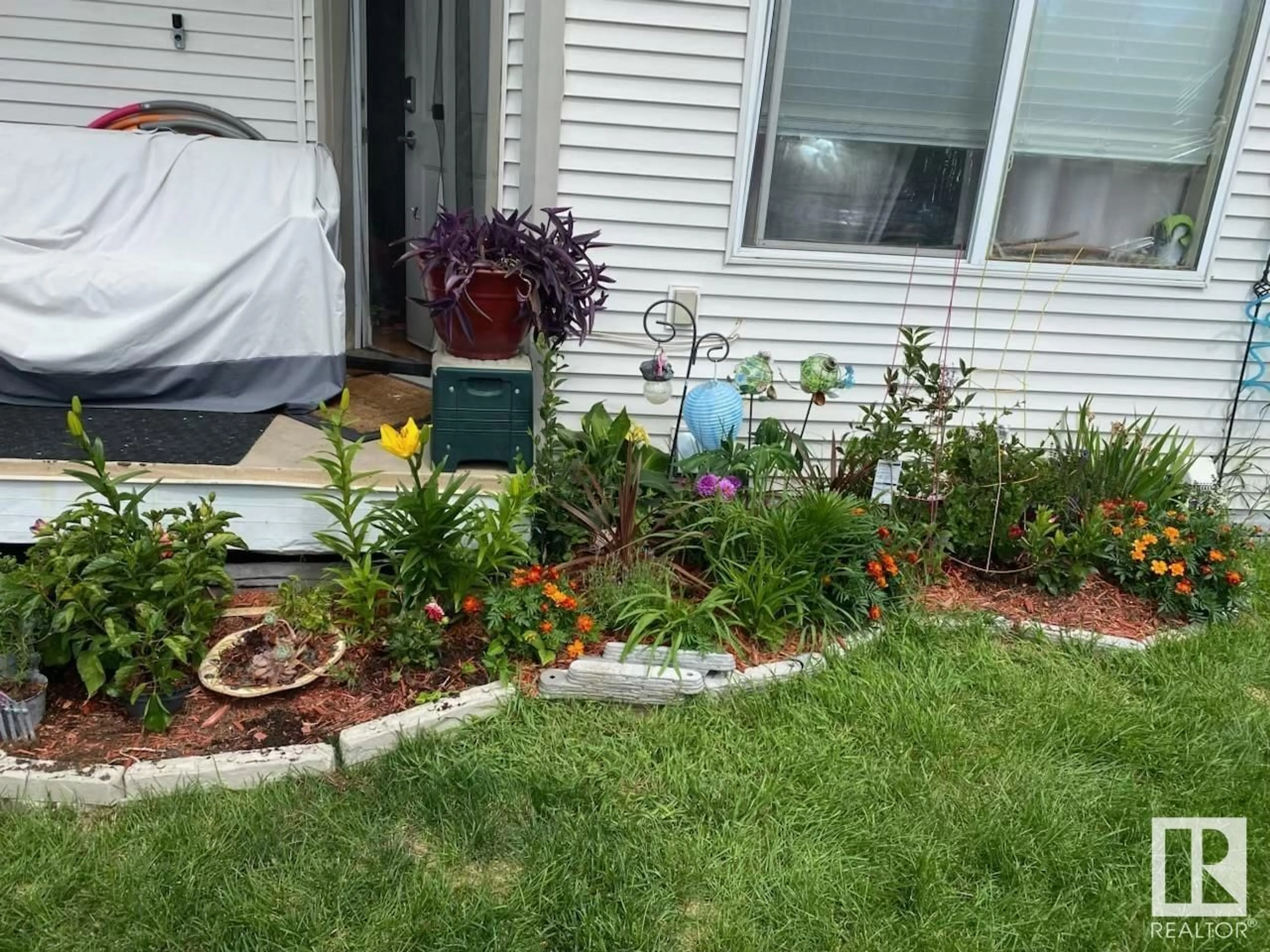 Patio, street for #608 610 King ST S, Spruce Grove Alberta T7X4J9