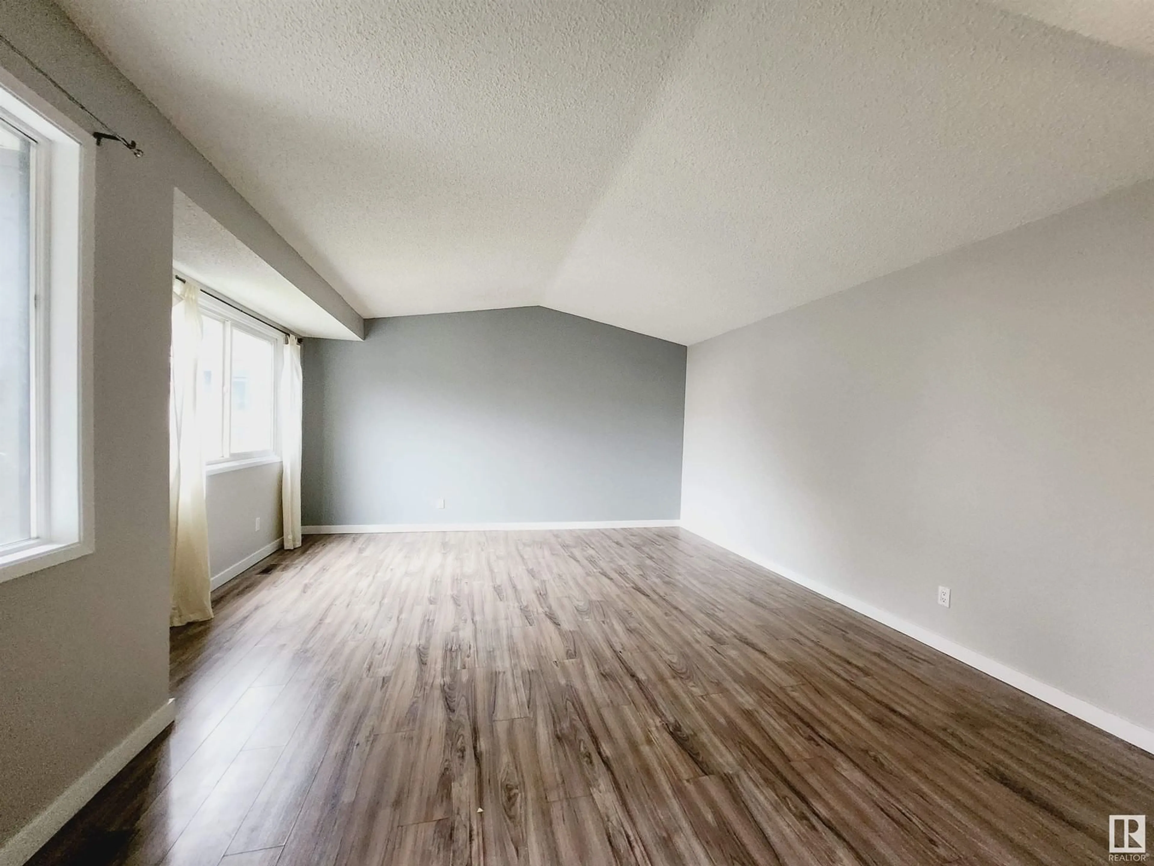 A pic of a room for 405 Willow CO NW, Edmonton Alberta T5T2K7