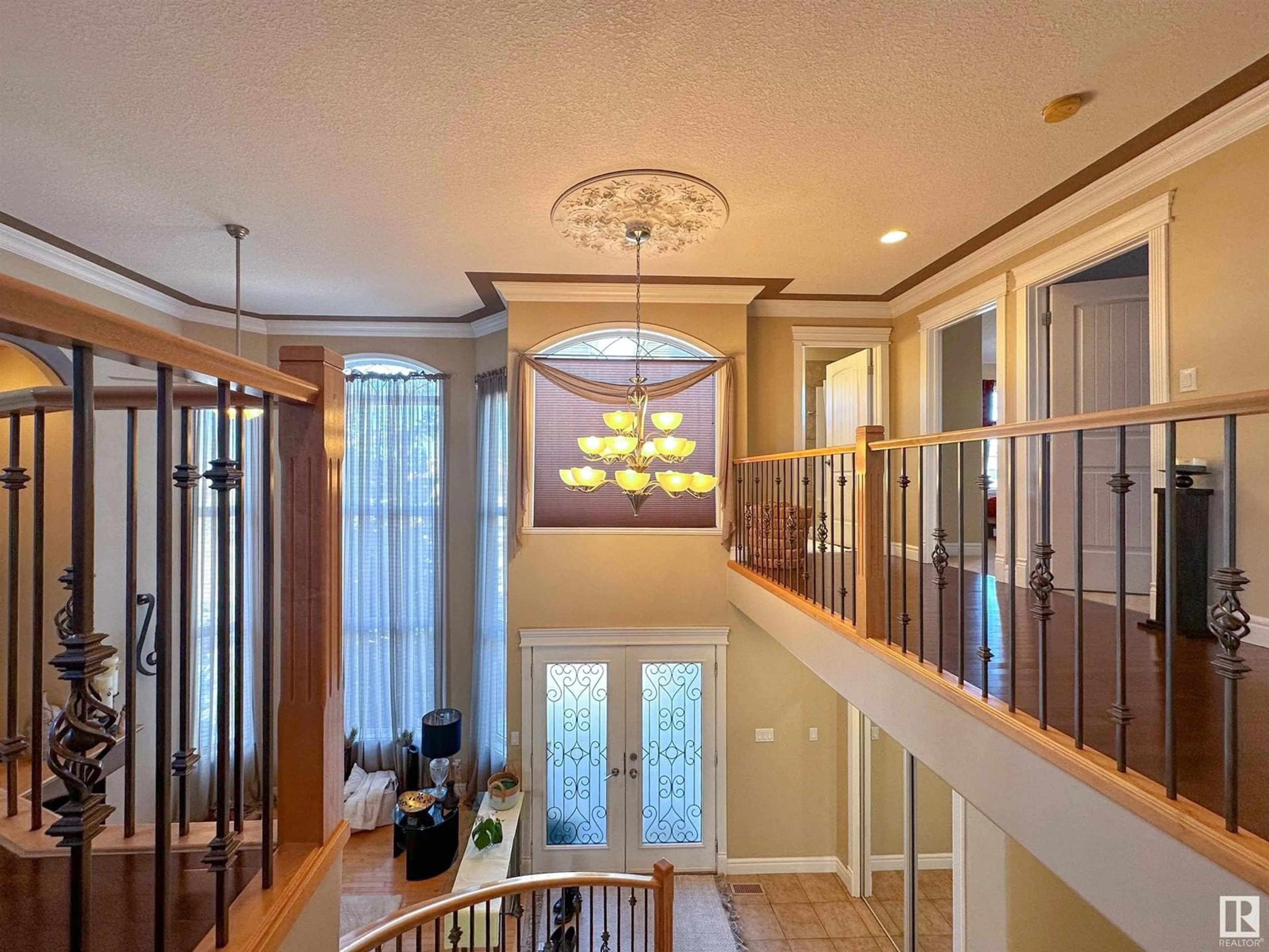 Indoor foyer for NW - 7415 169 AV, Edmonton Alberta T5Z0A3