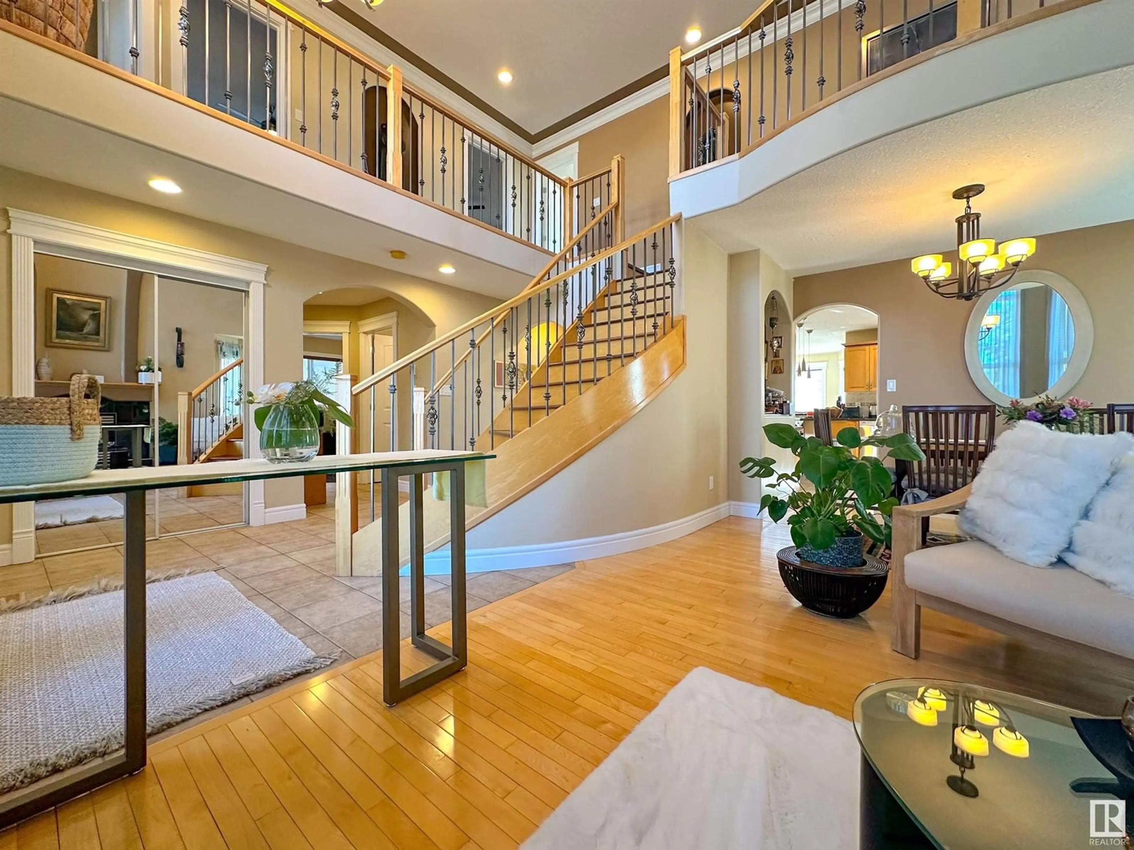 Indoor foyer for NW - 7415 169 AV, Edmonton Alberta T5Z0A3