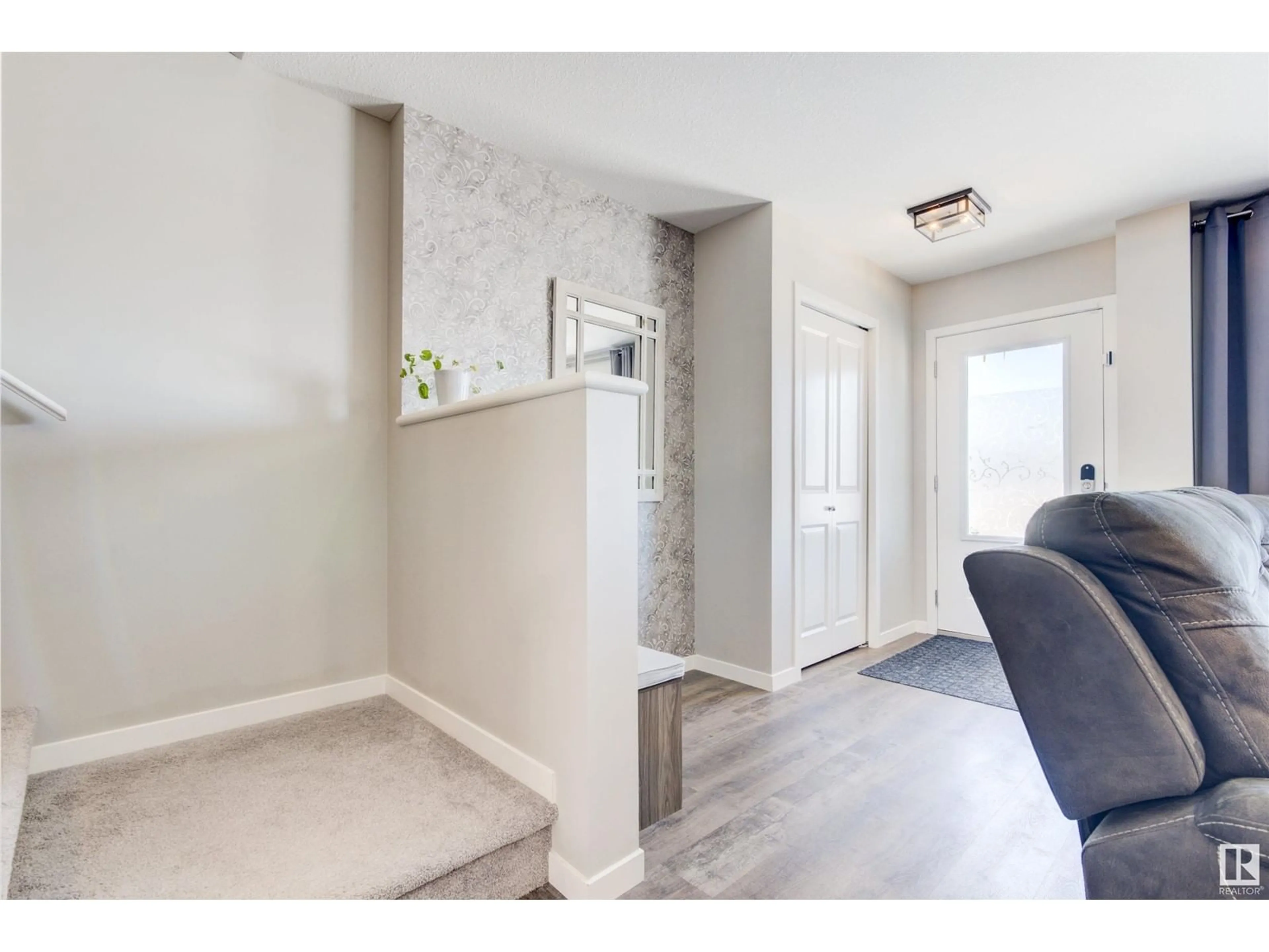 Indoor entryway for 1049 PAISLEY DR SW, Edmonton Alberta T6W4E1