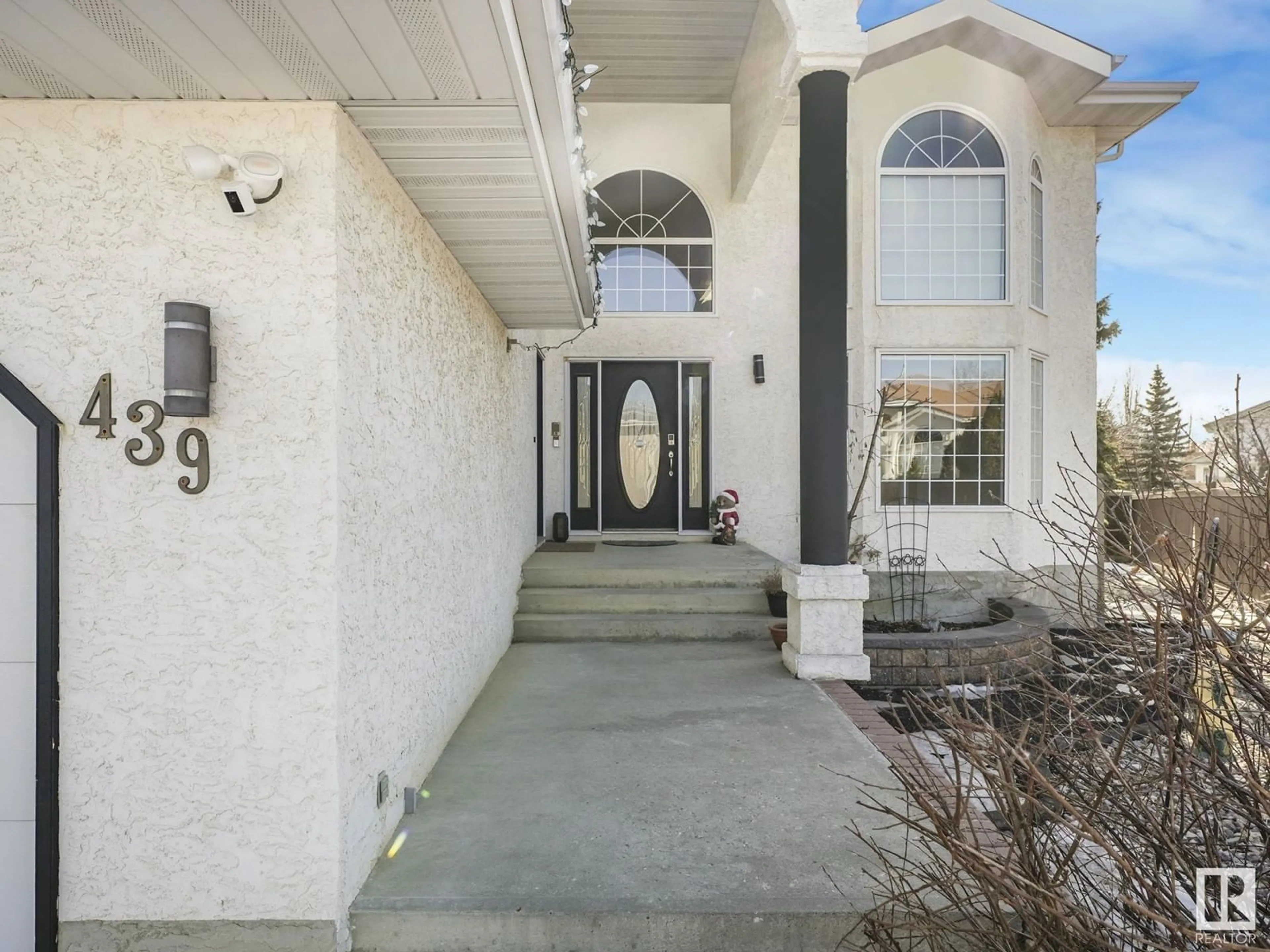 Indoor foyer for 439 TWIN BROOKS CR NW, Edmonton Alberta T6J6W7